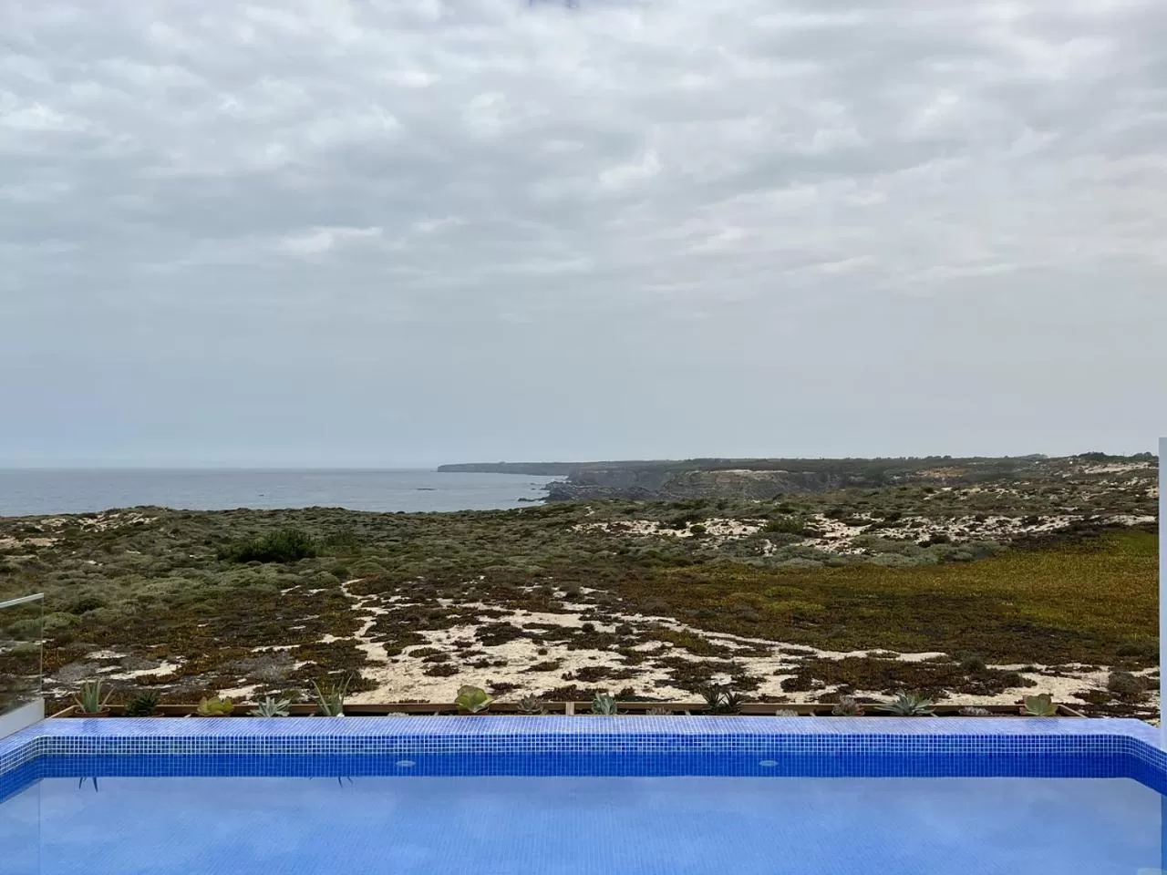 Swimming pool in Alojamento White Rose Boutique