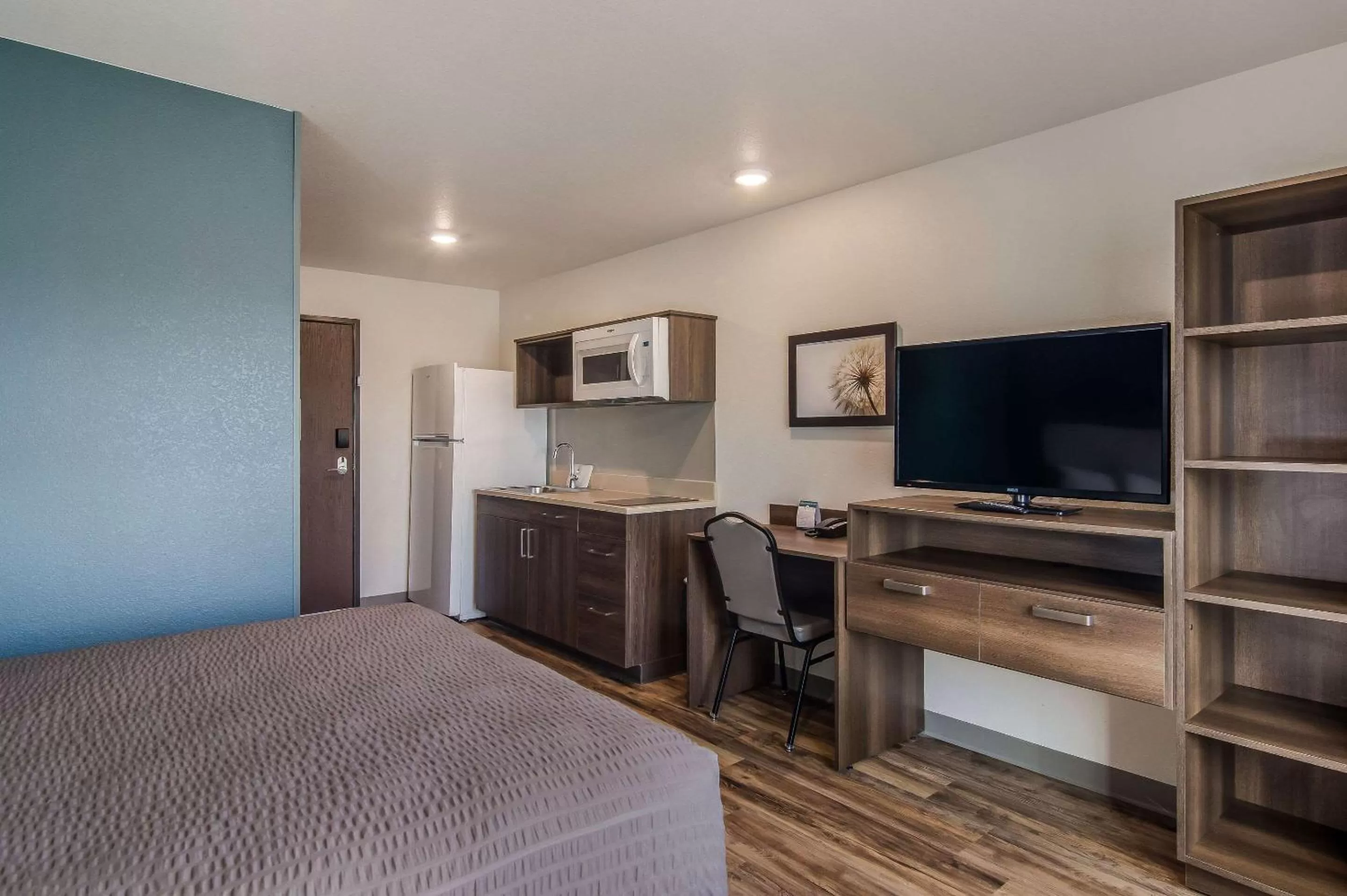 Photo of the whole room, Bed in WoodSpring Suites Broomfield-Westminster