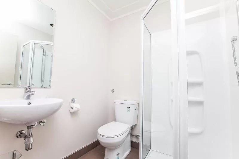 Bathroom in Parkview Motor Inn