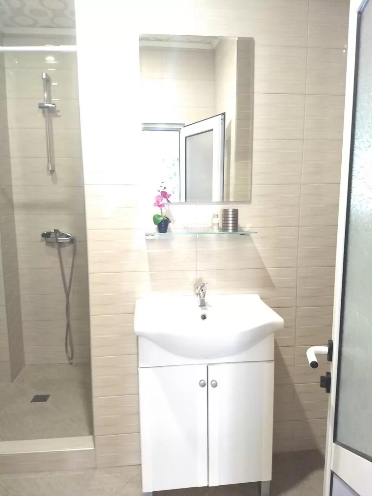 Shower, Bathroom in White Rose Family Guest House