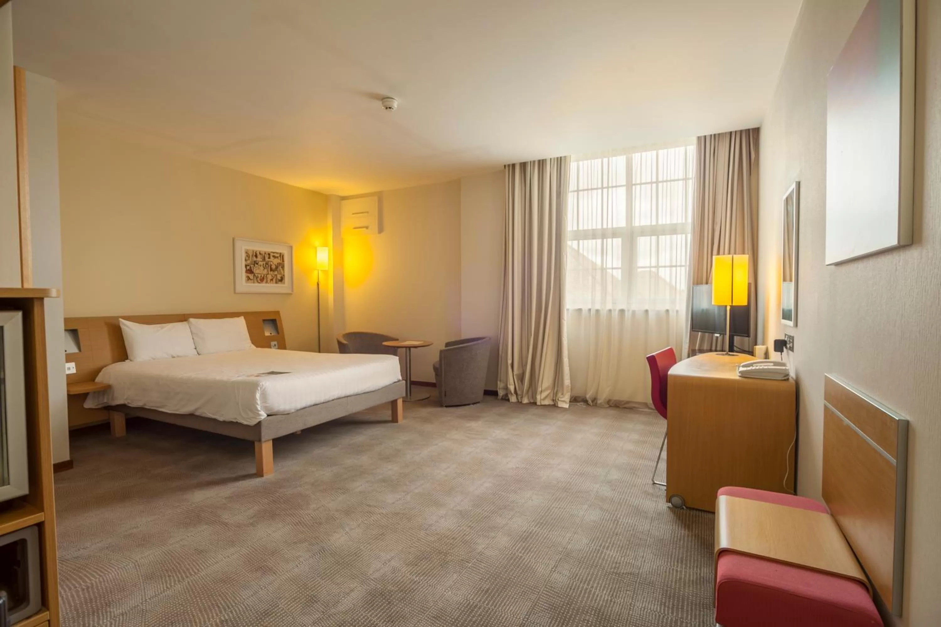 Bedroom, Bed in Novotel Cardiff Centre