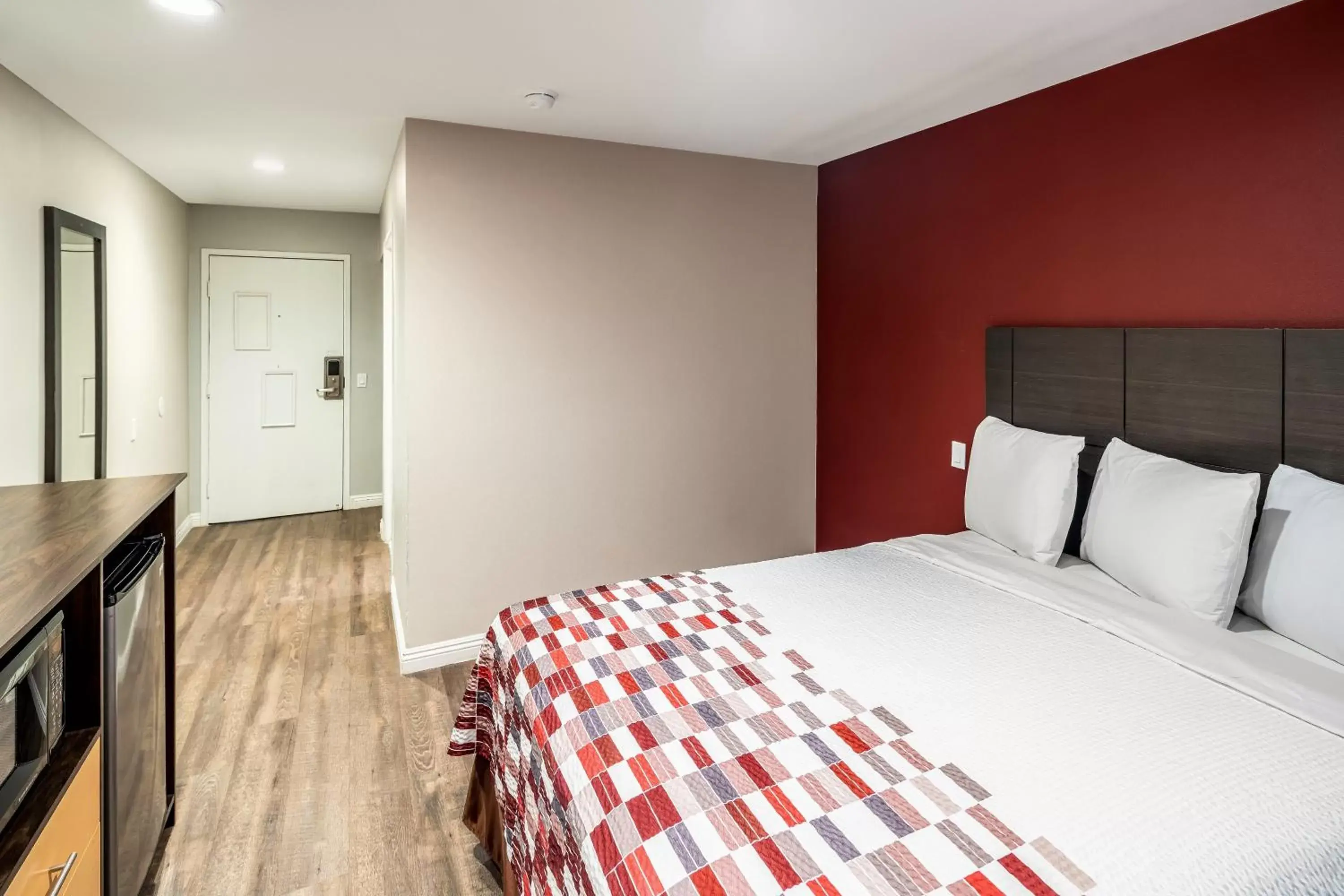 Deluxe Queen Room- Disability Accessible/Roll-In Shower Smoke Free in Red Roof Inn St George, UT - Convention Center Deluxe Queen Room- Disability Accessible/Roll-In Shower Smoke Free in Red Roof Inn St George, UT - Convention Center