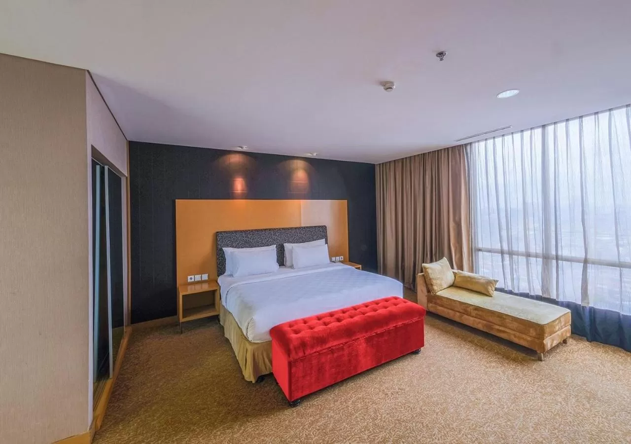 Photo of the whole room, Bed in Swiss-Belhotel Mangga Besar