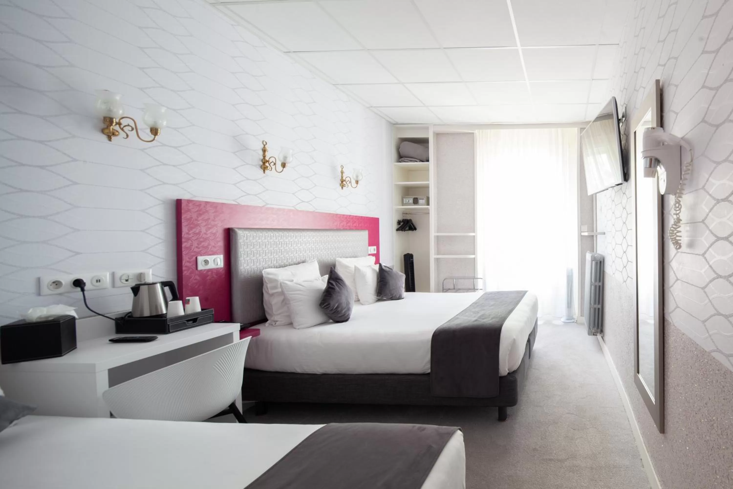 Bed in HOTEL DE PARIS MONTPARNASSE