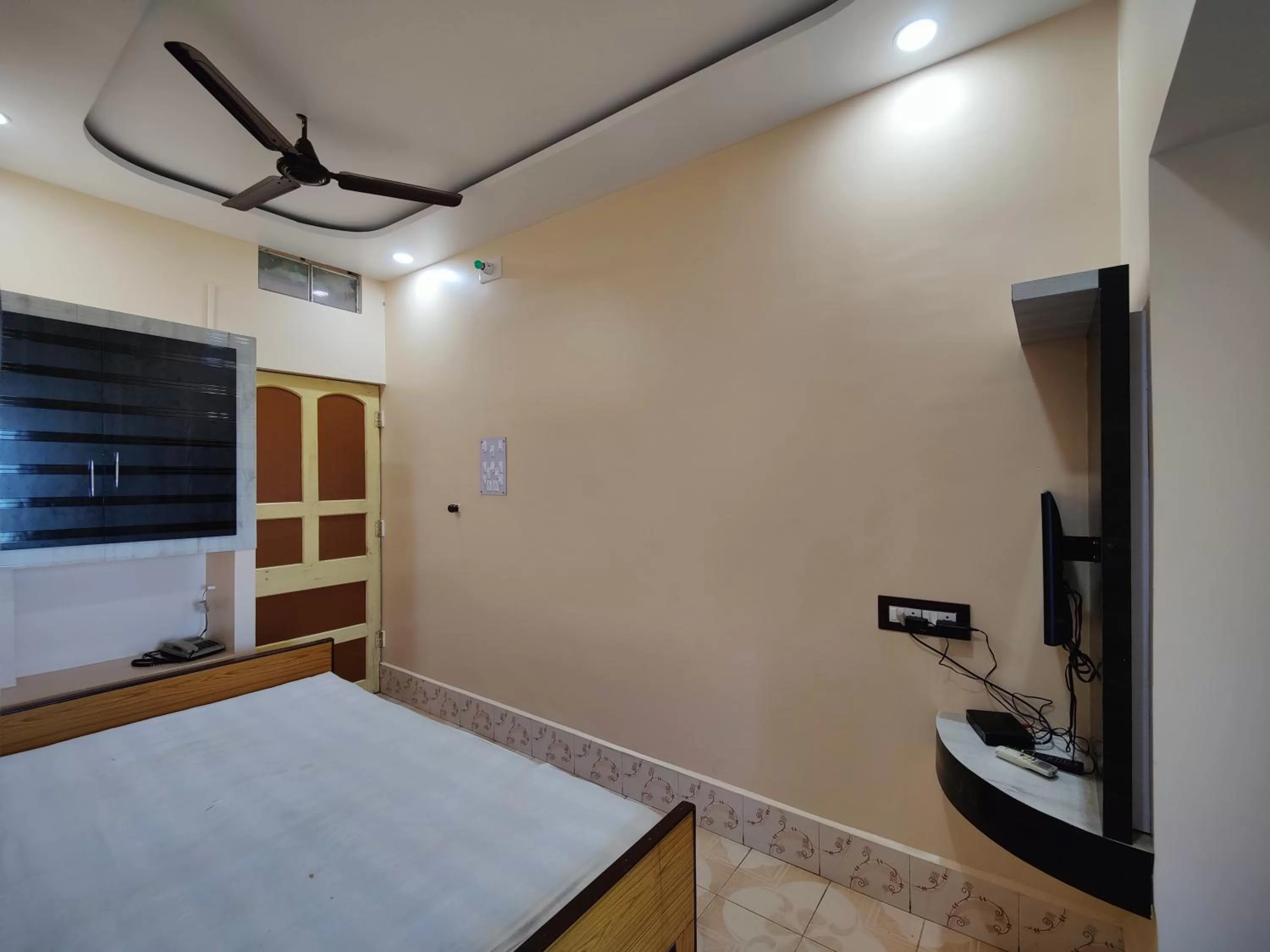 Bed in Monalisa Lodge