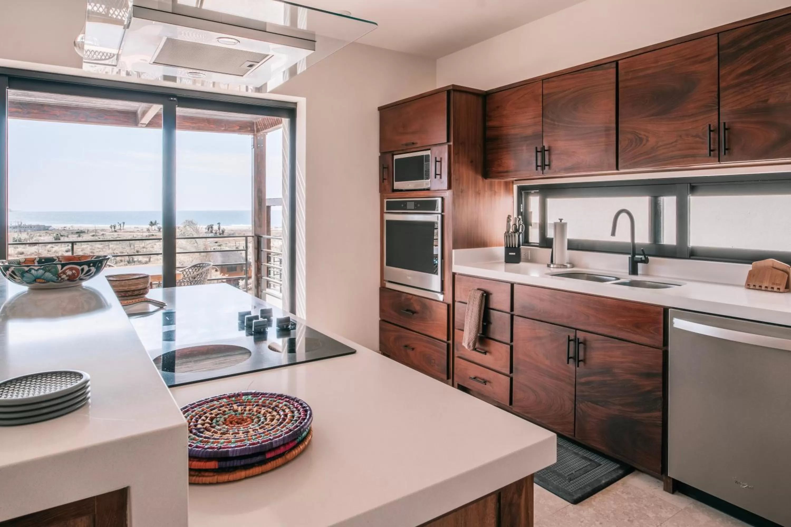 Kitchen or kitchenette, Kitchen/Kitchenette in Cerritos Surf Residences