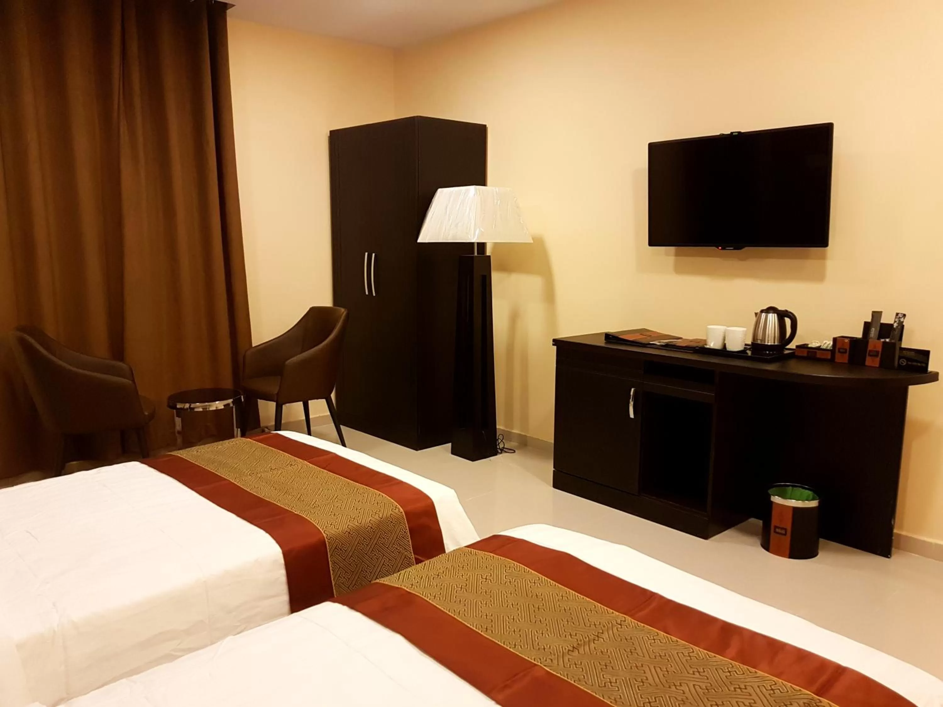 Communal lounge/ TV room, TV/Entertainment Center in Tanuf Residency Hotel