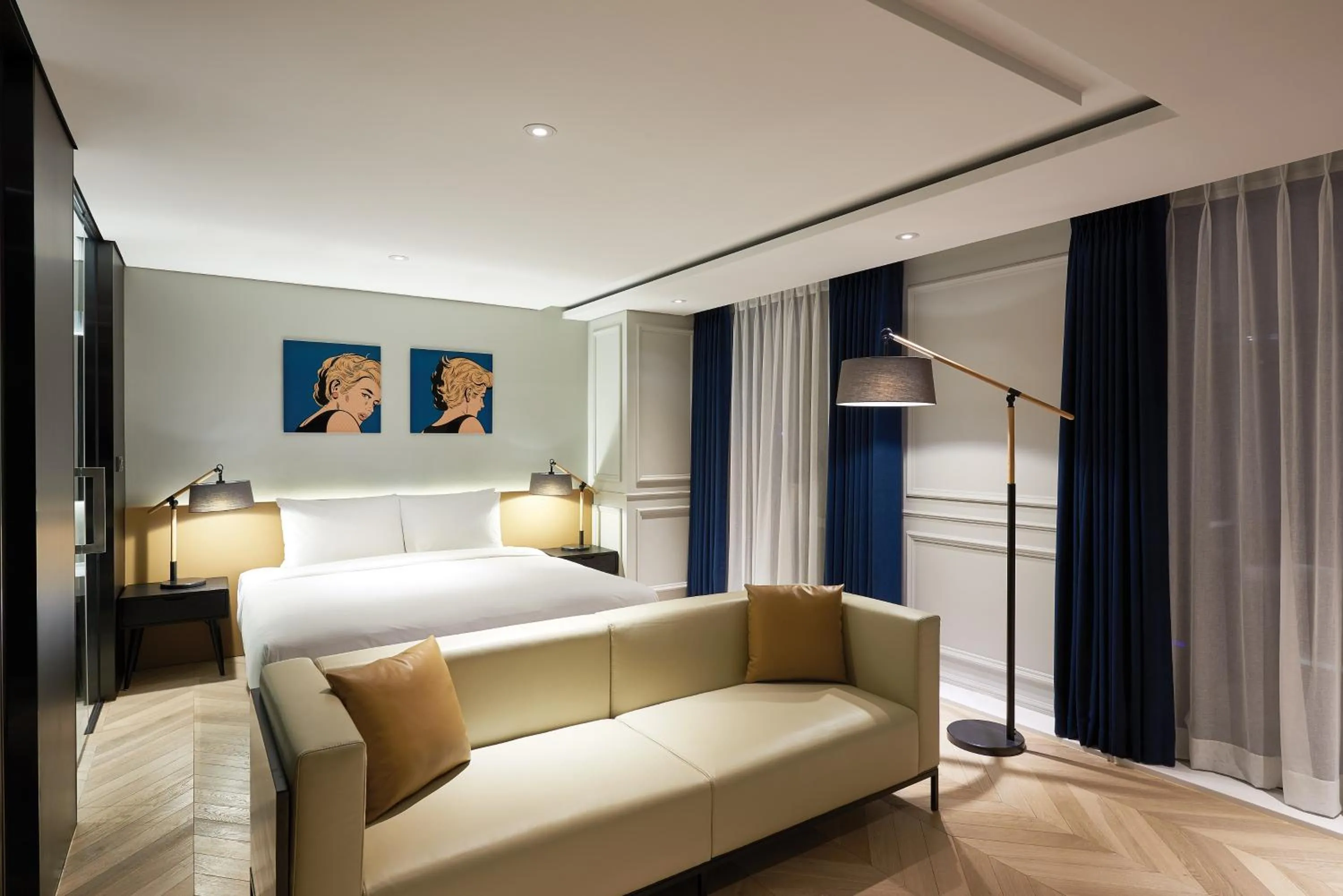 Seating area, Bed in Hotel Peyto Samseong