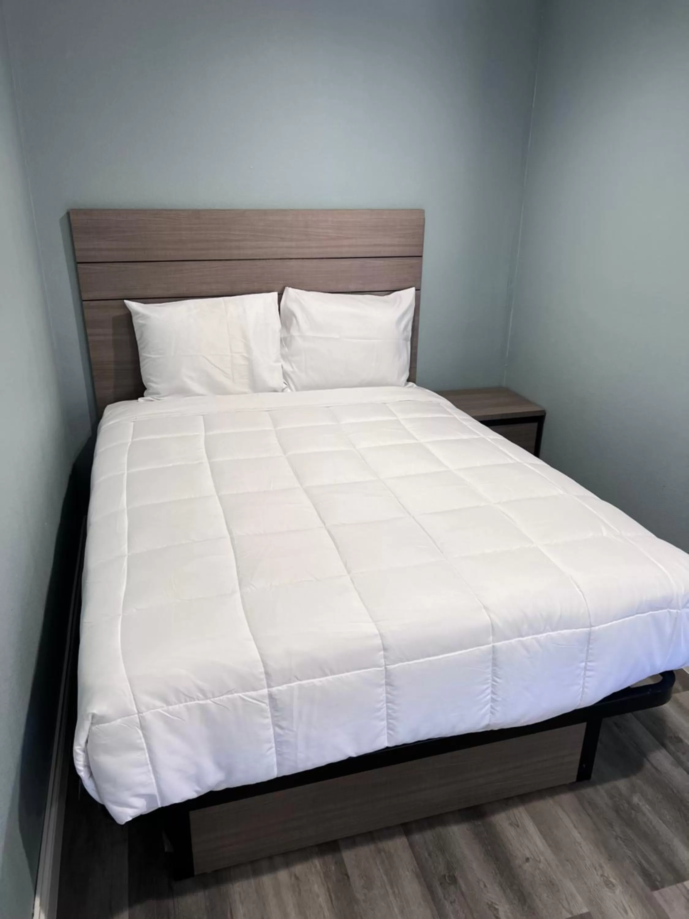 Bed in Surf City Inn & Suites