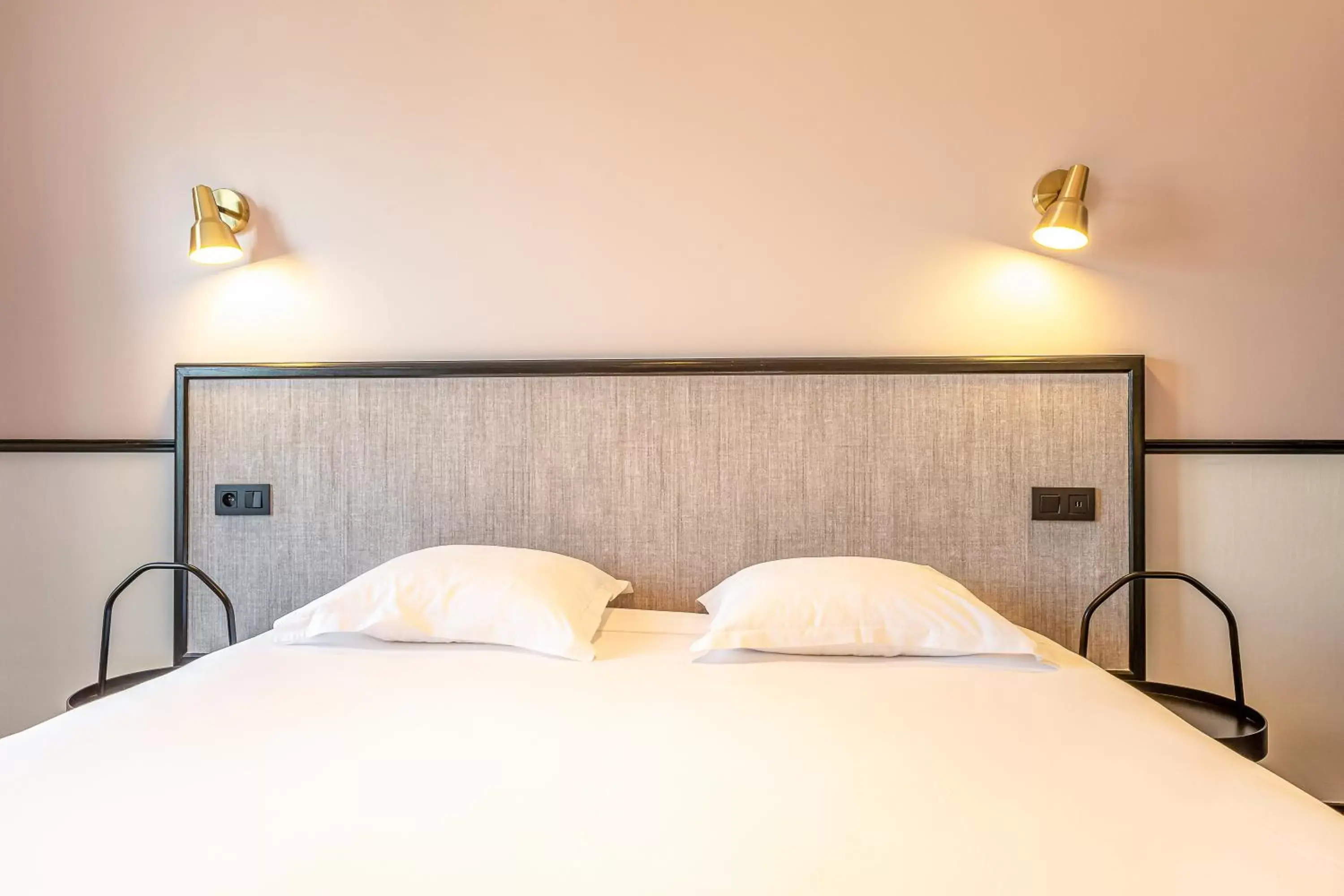 Two Connecting Double Rooms in Hotel de l'Aqueduc Two Connecting Double Rooms in Hotel de l'Aqueduc