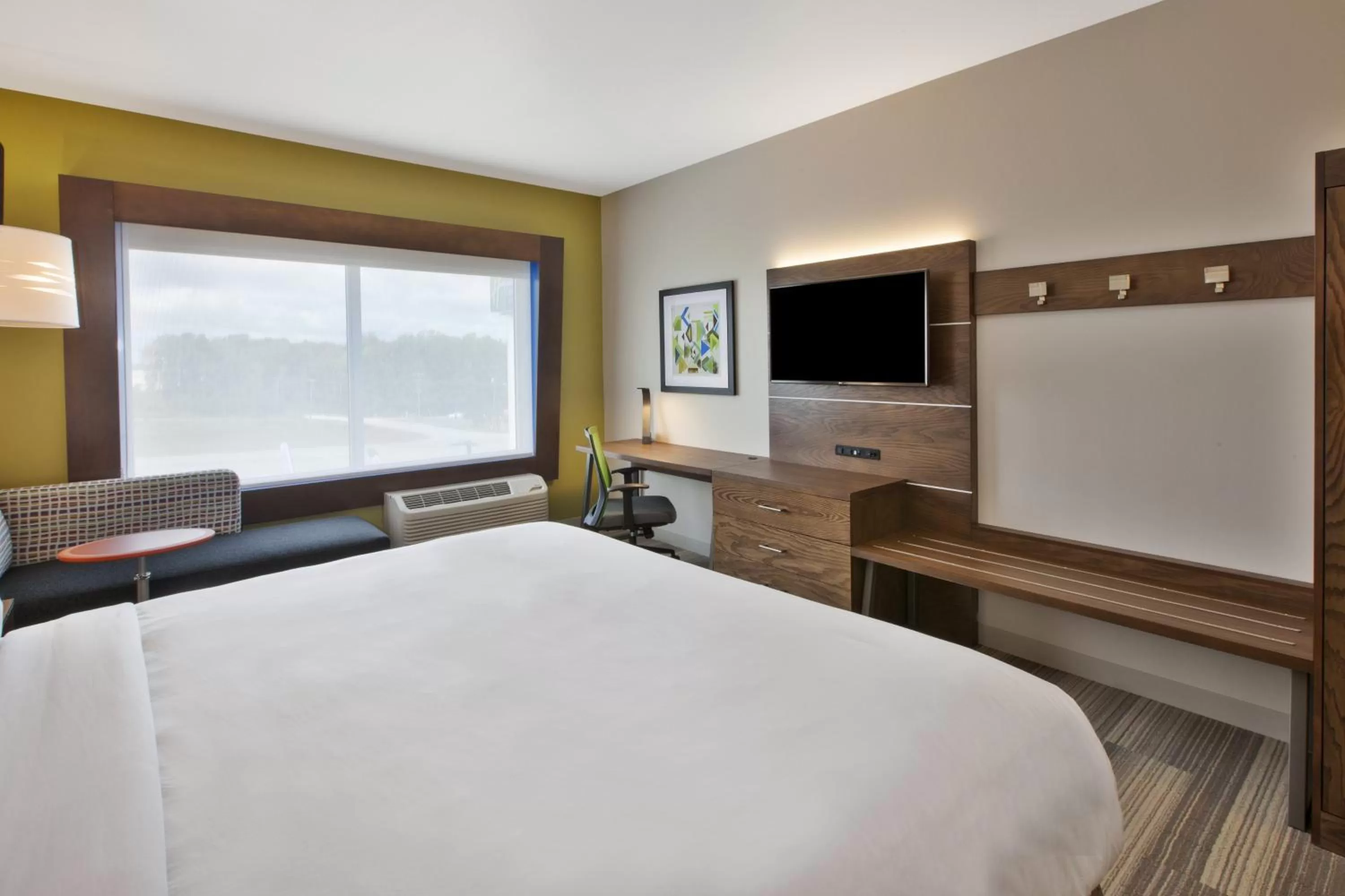 Photo of the whole room, Bed in Holiday Inn Express and Suites South Hill by IHG