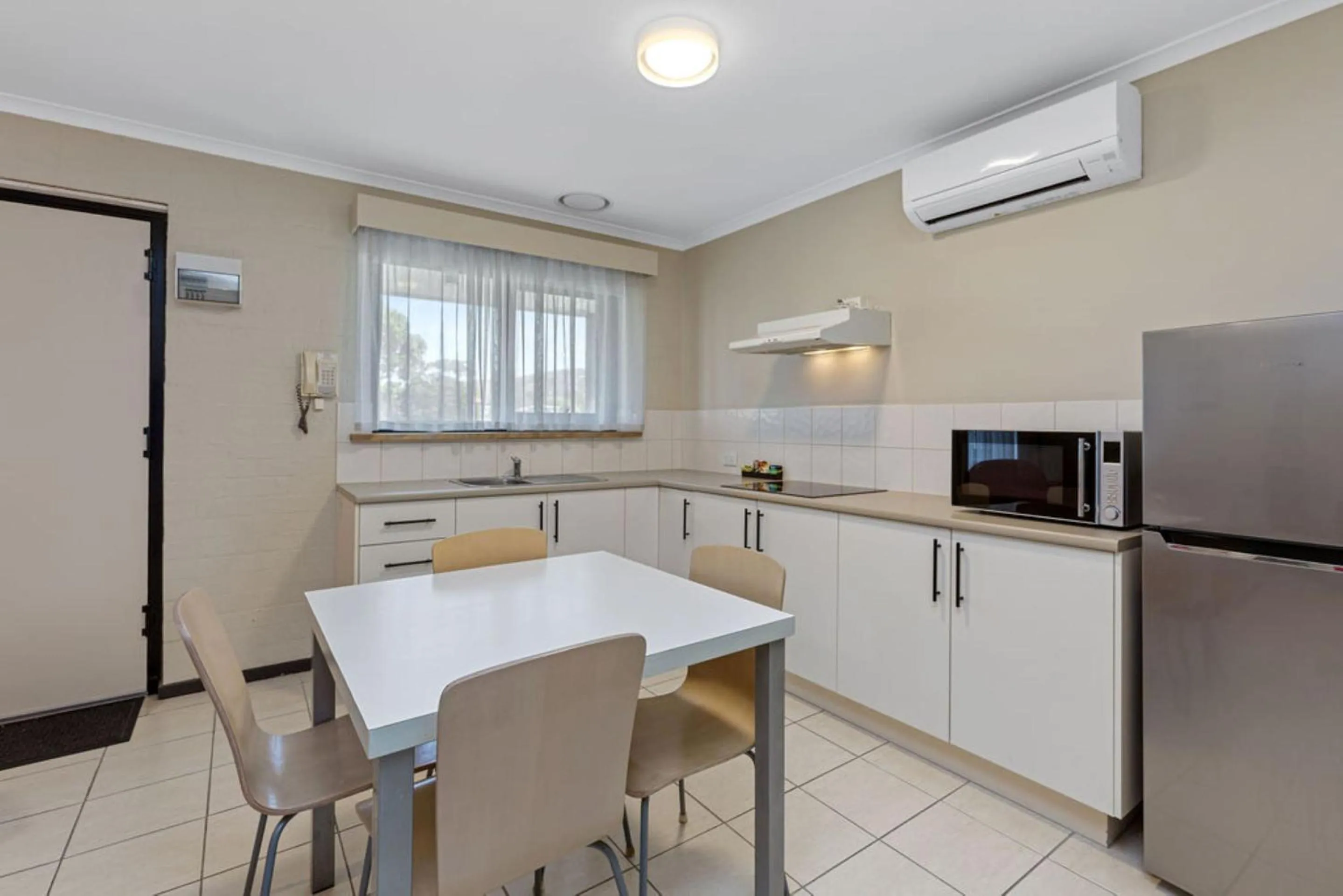 Kitchen or kitchenette, Kitchen/Kitchenette in Best Western Apollo Bay Motel