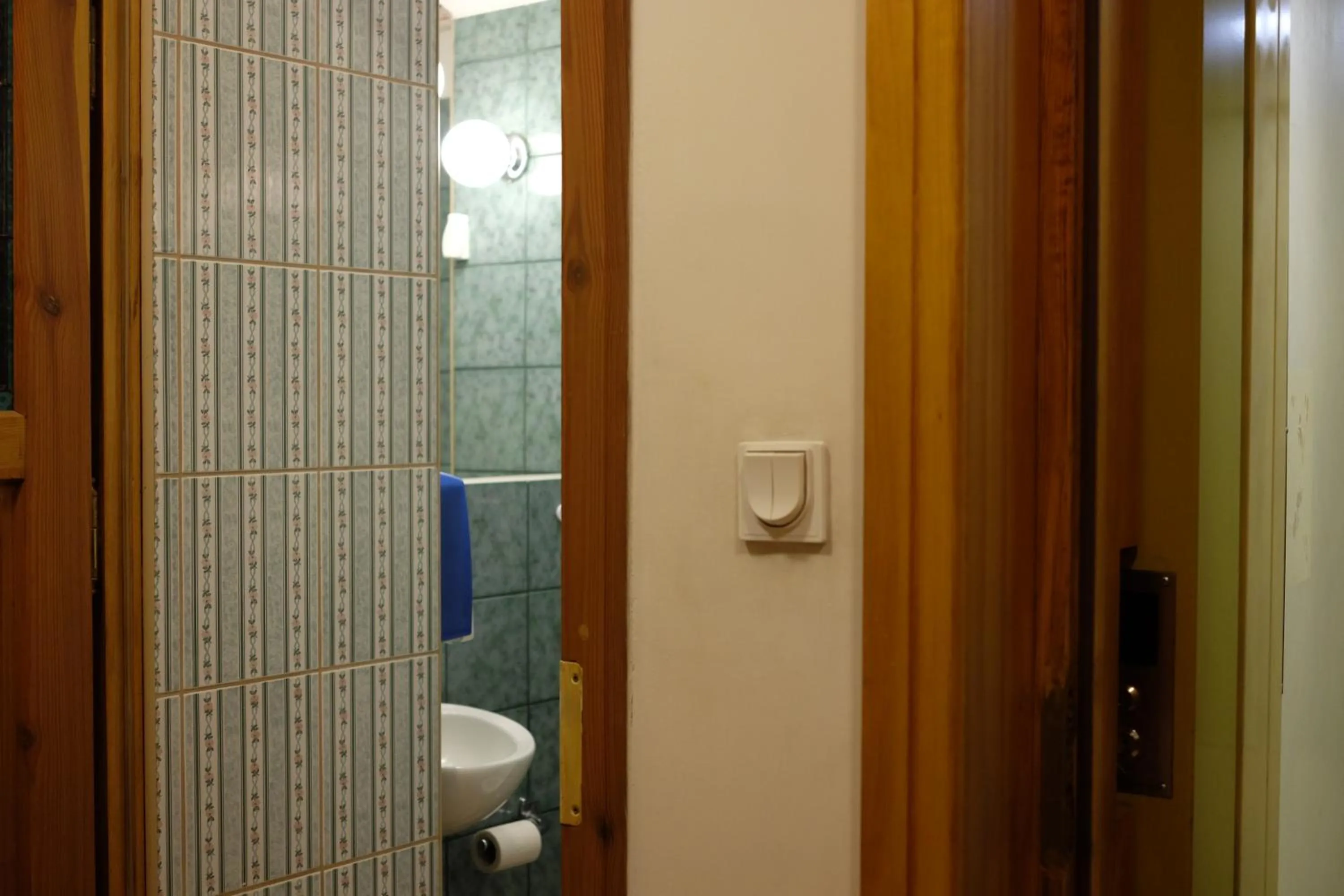 Toilet in Academus Pub & Guest House