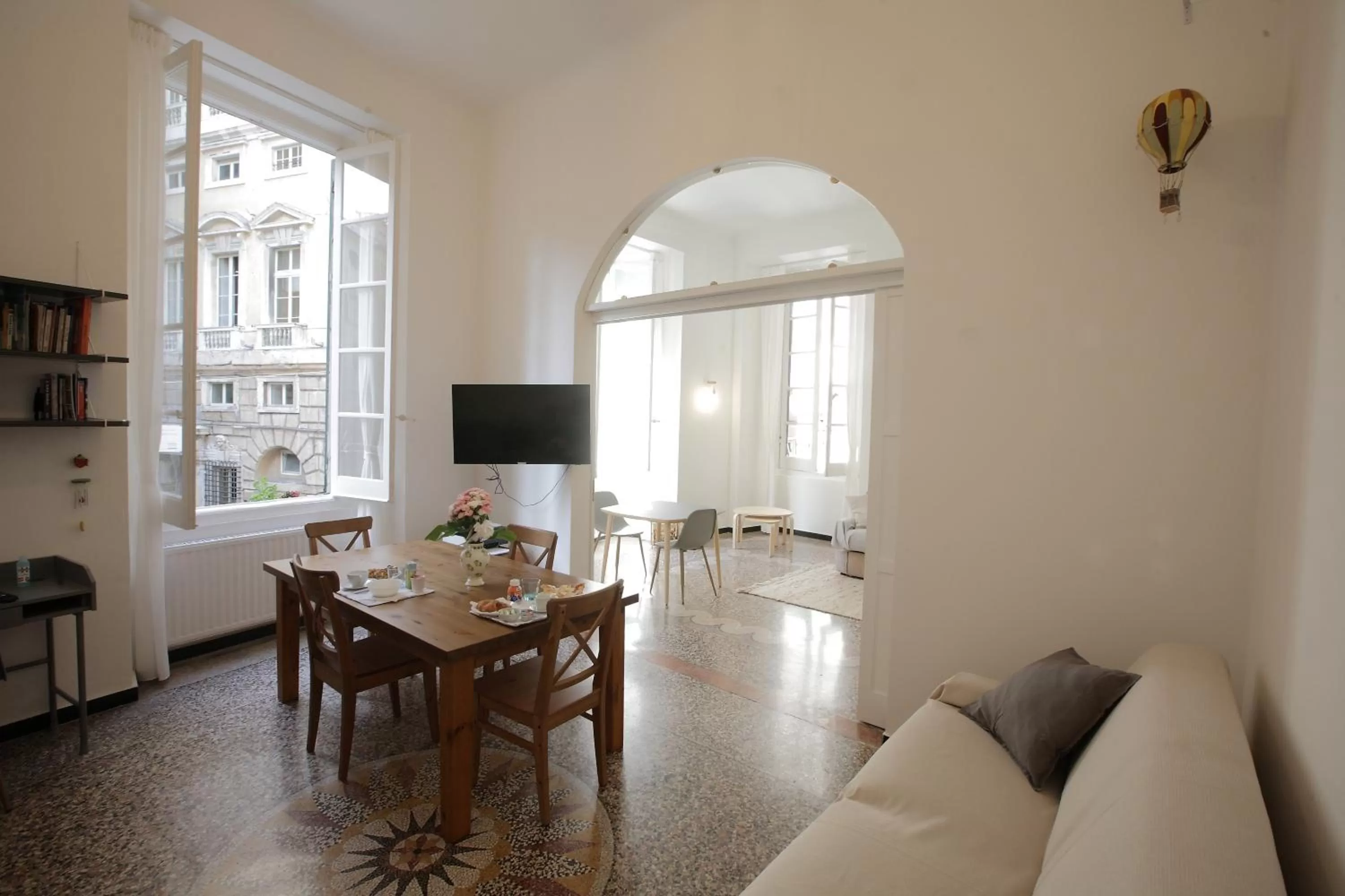 Communal lounge/ TV room, Dining Area in HOT AIR BALLOONS B&B