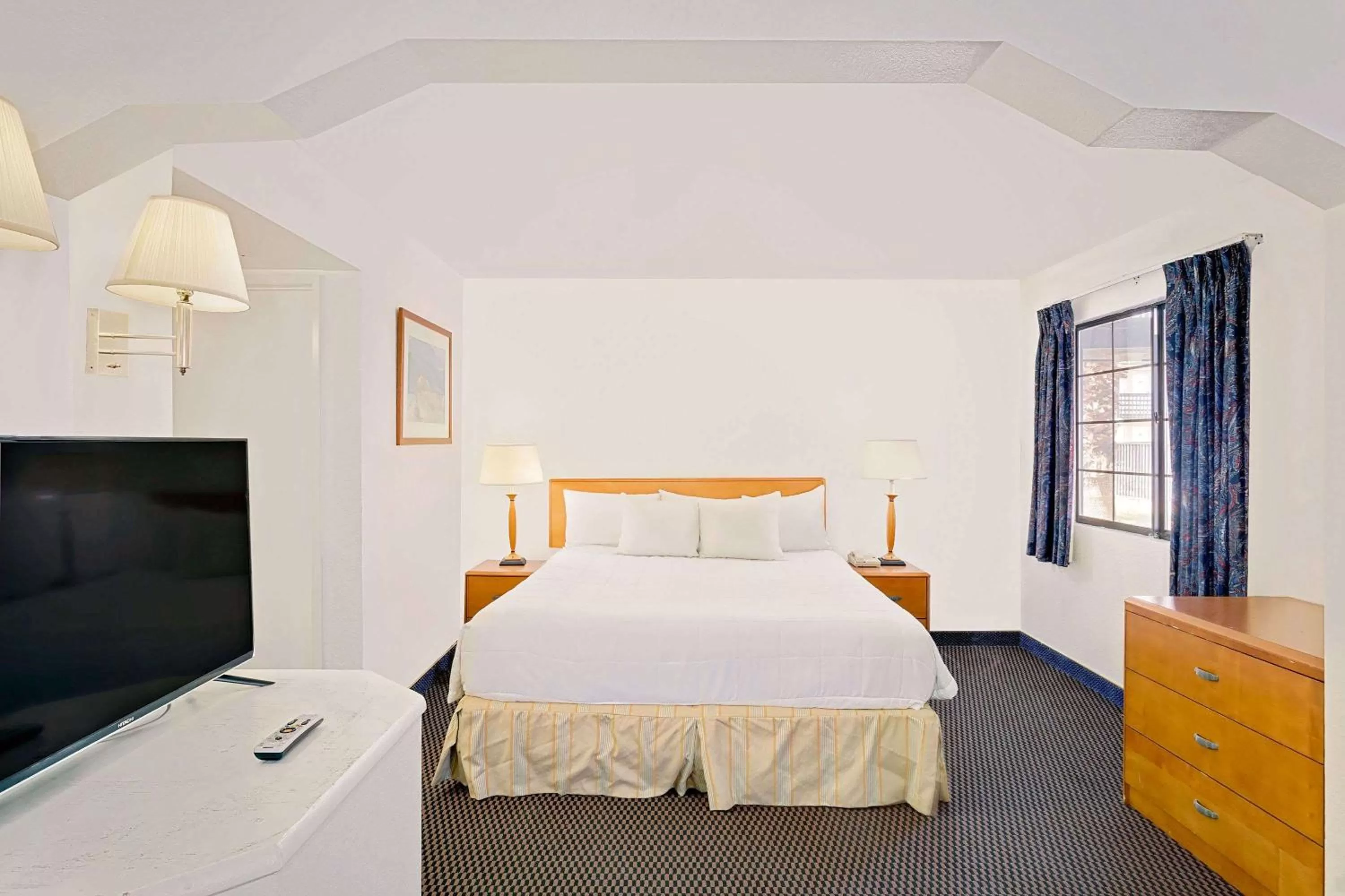 Photo of the whole room, Bed in Days Inn & Suites by Wyndham Needles