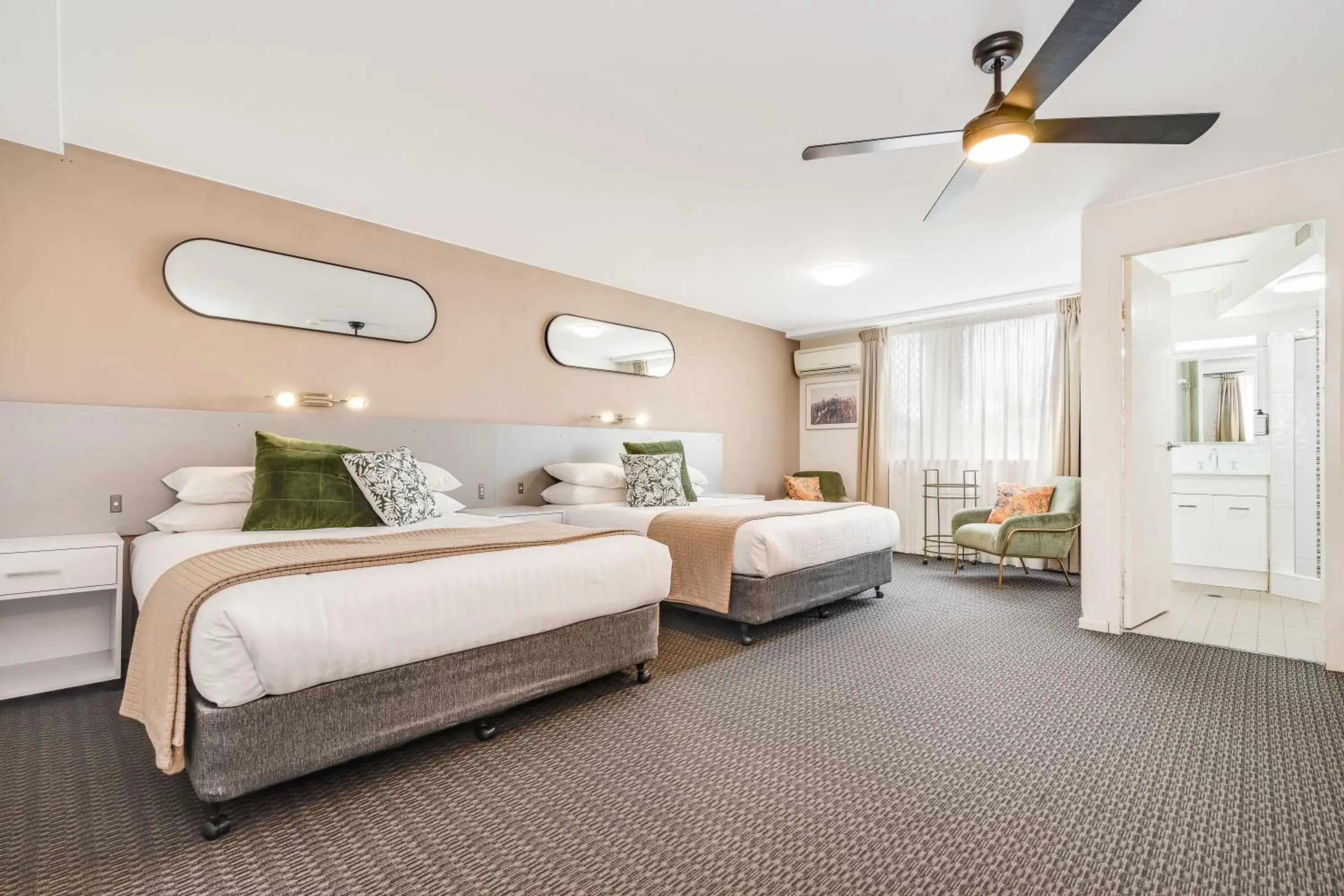 Bed in Elizabeth Motor Inn Bed in Elizabeth Motor Inn