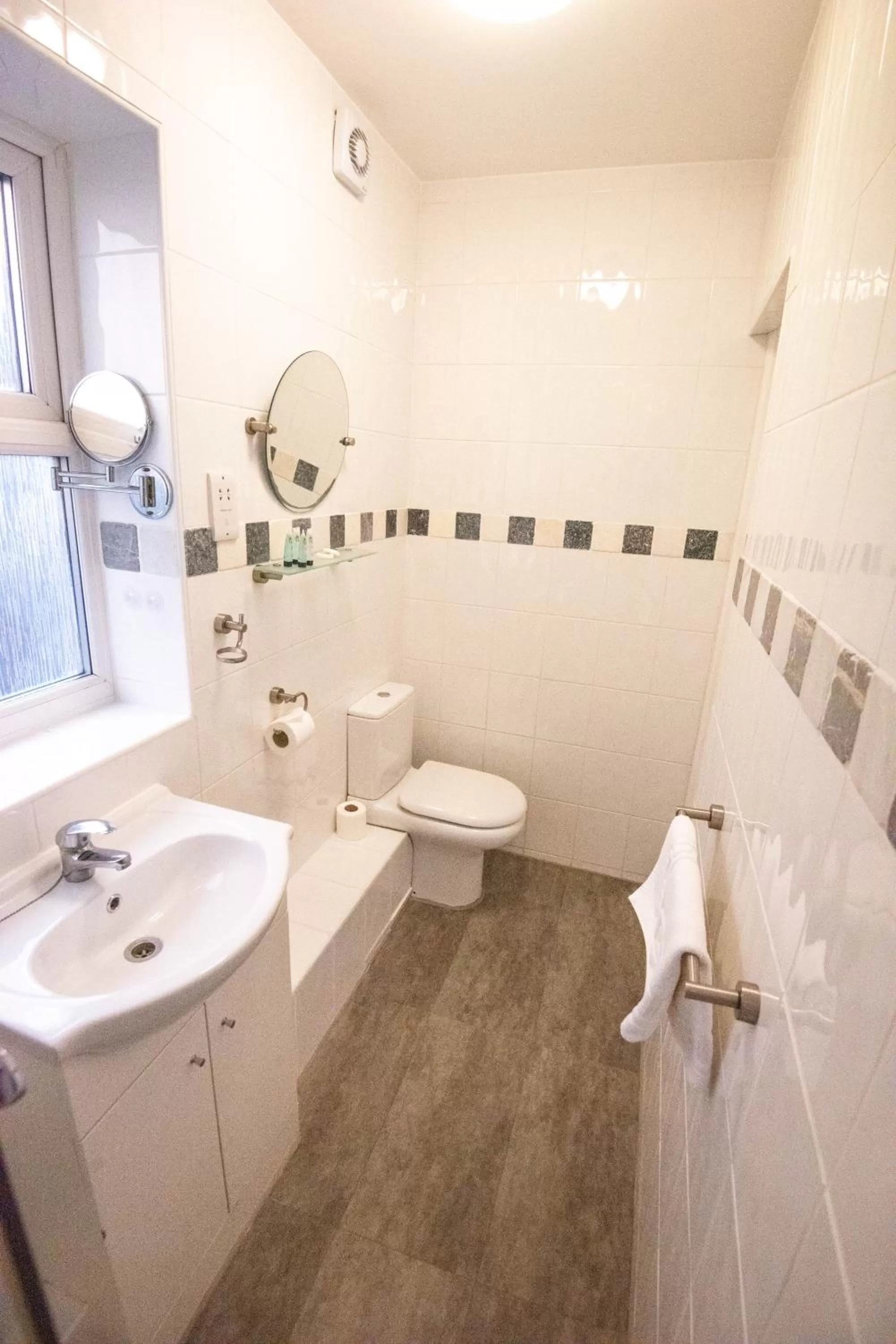 Bathroom in Leaside Hotel