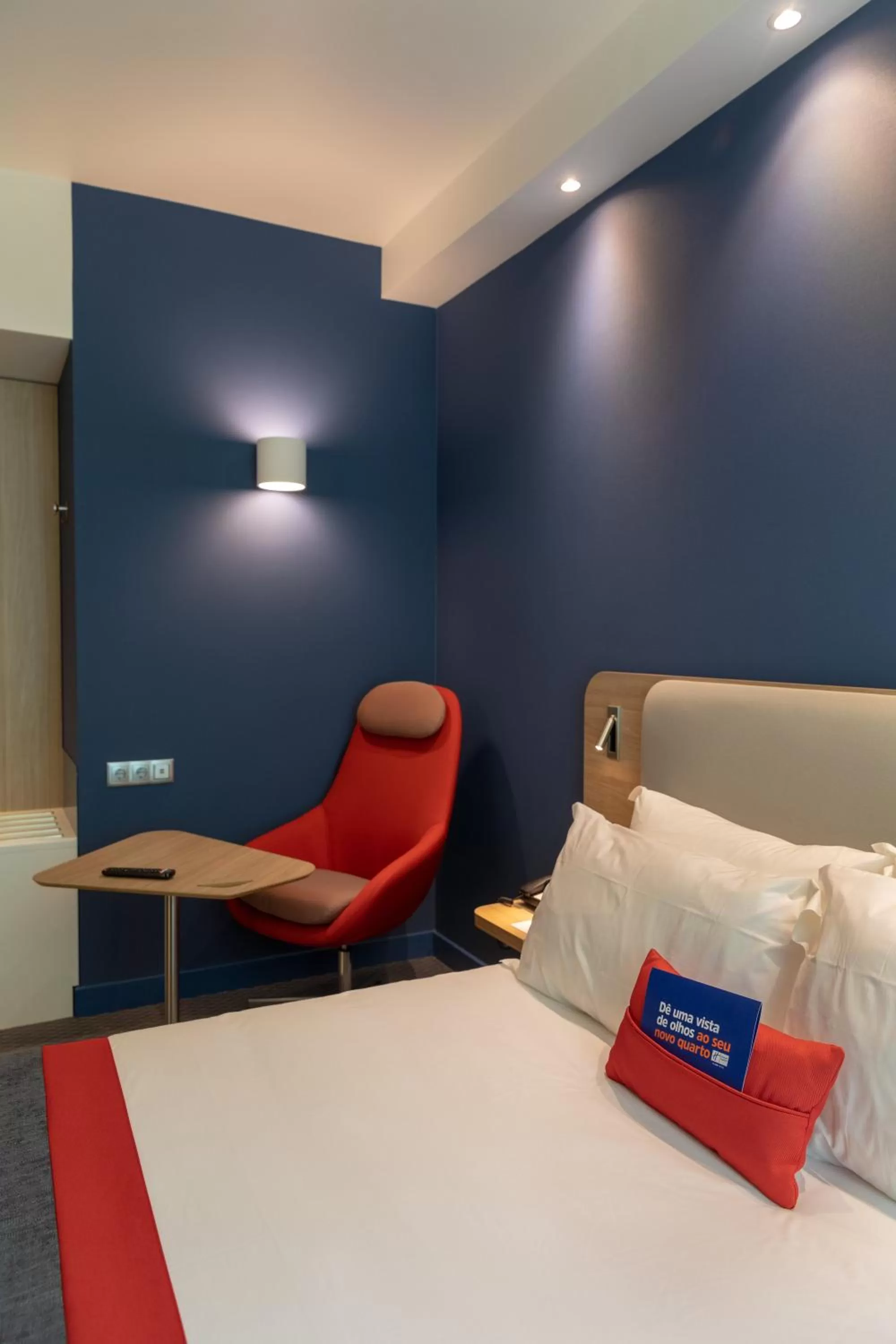 Photo of the whole room, Bed in Holiday Inn Express Porto City Centre by IHG
