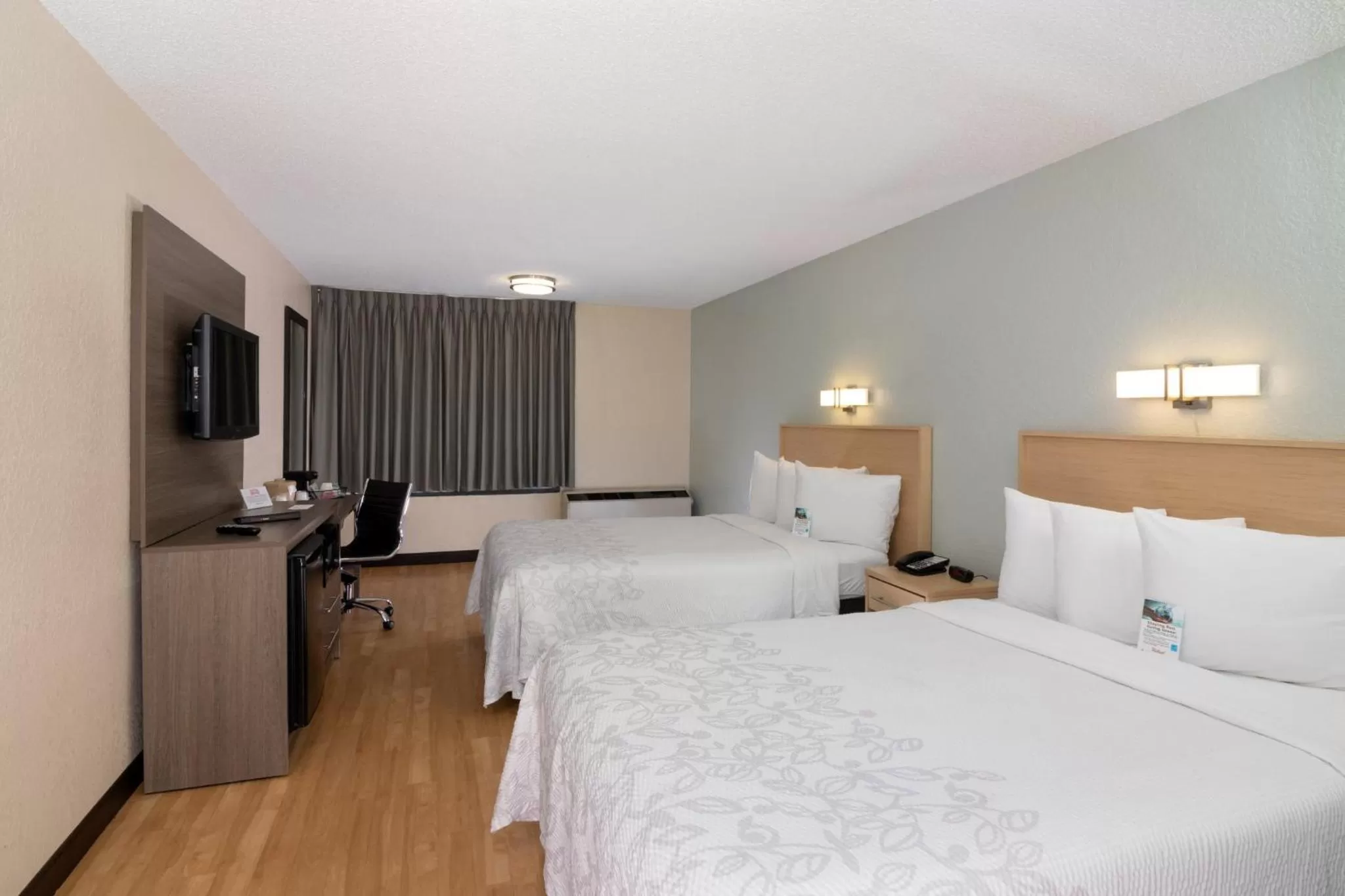 Photo of the whole room, Bed in Red Roof PLUS Miami Airport