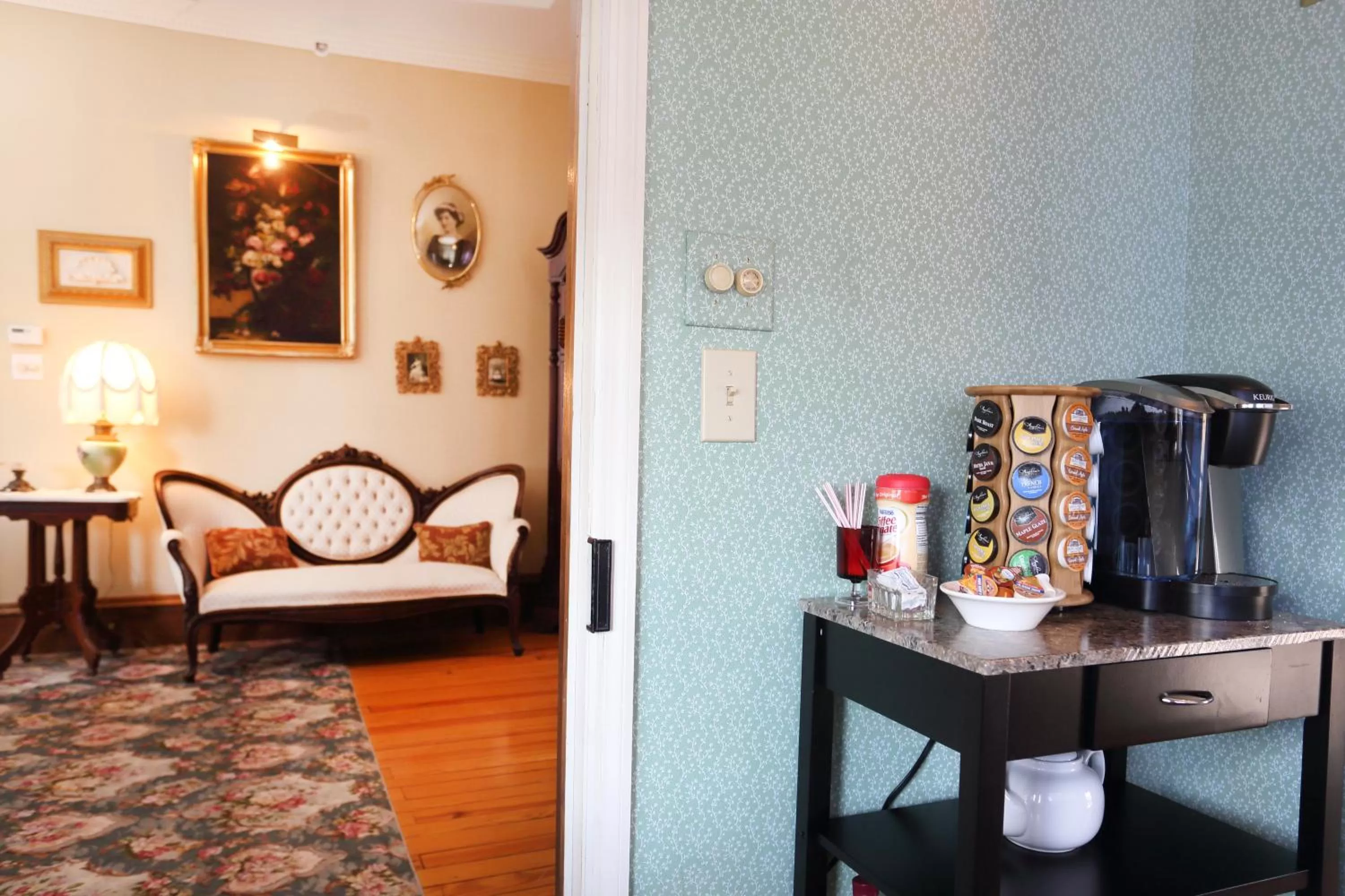 Coffee/tea facilities, Bed in Beauclaires Bed & Breakfast