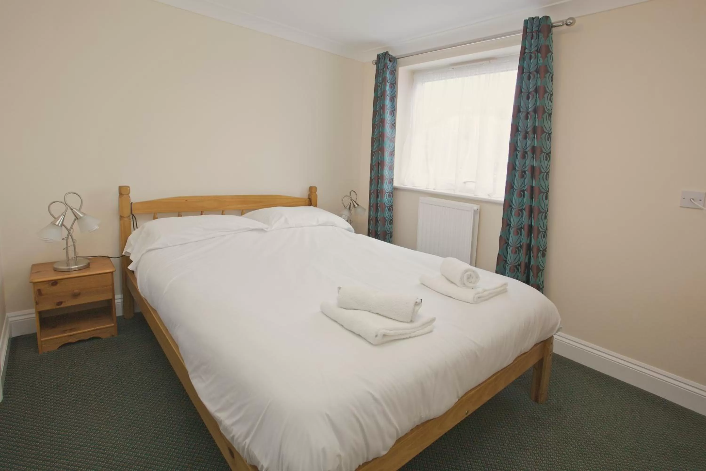 Bedroom, Bed in All Seasons Lodge Hotel