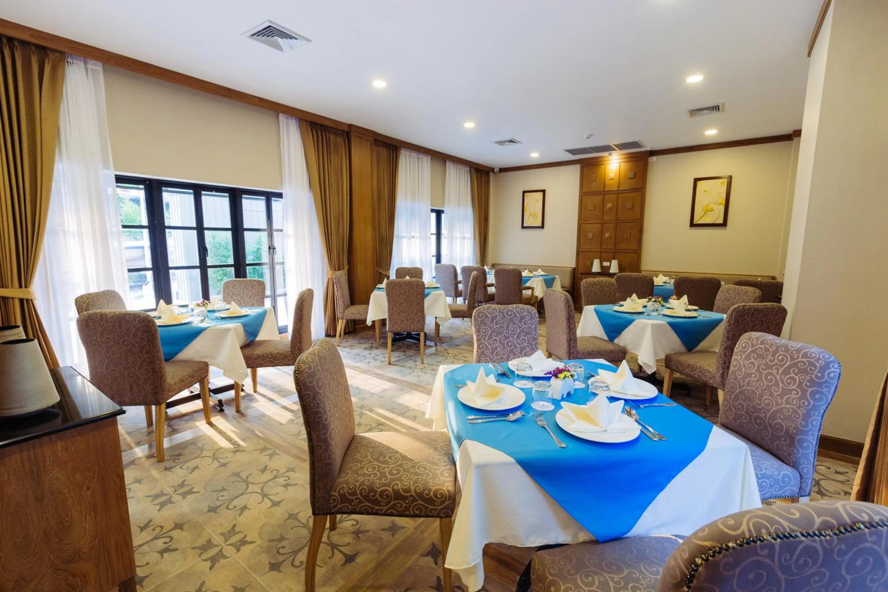 Restaurant/places to eat in Decharme Hotel