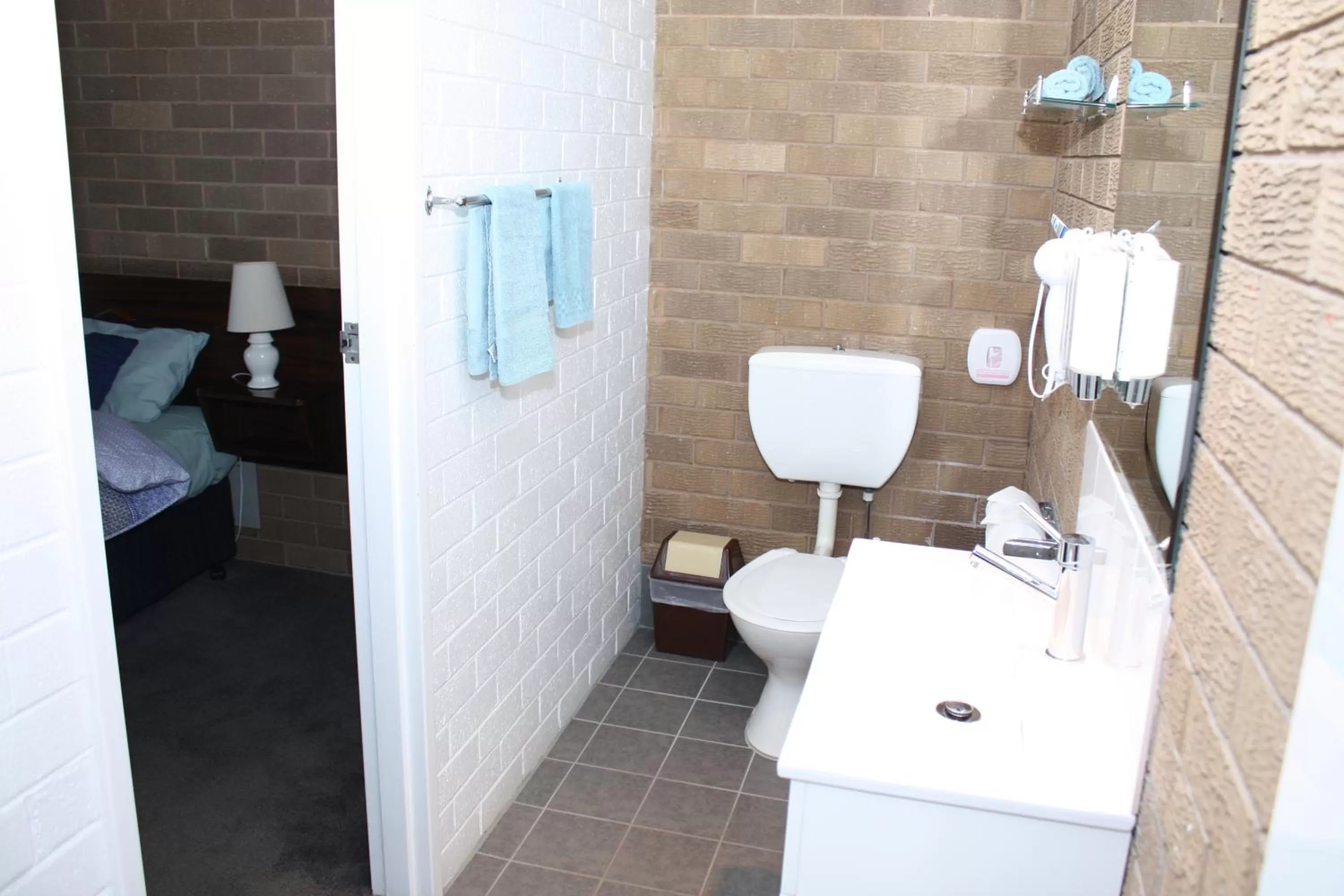 Bathroom in Camellia Motel