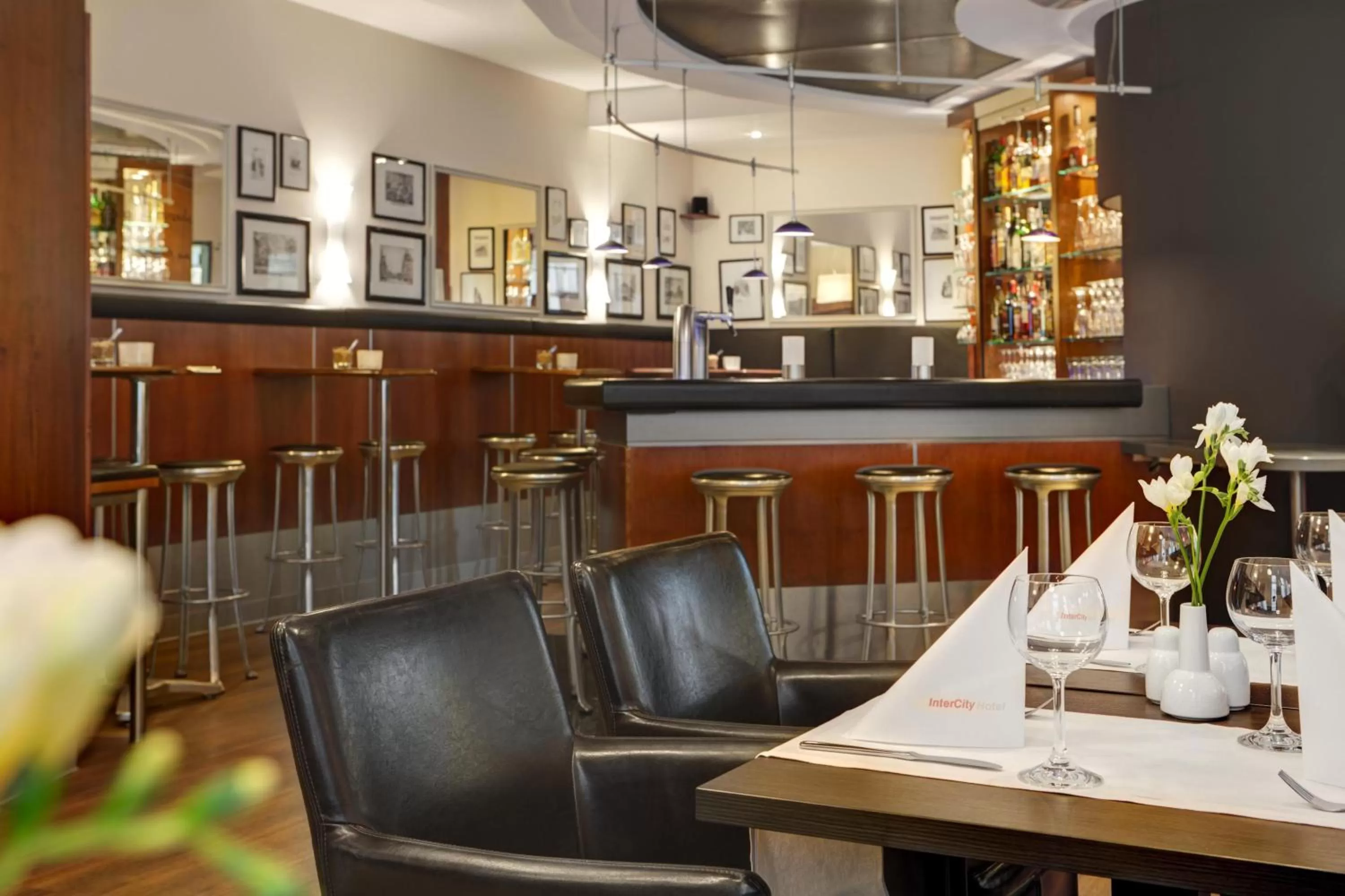 Lounge or bar in IntercityHotel Berlin Ostbahnhof