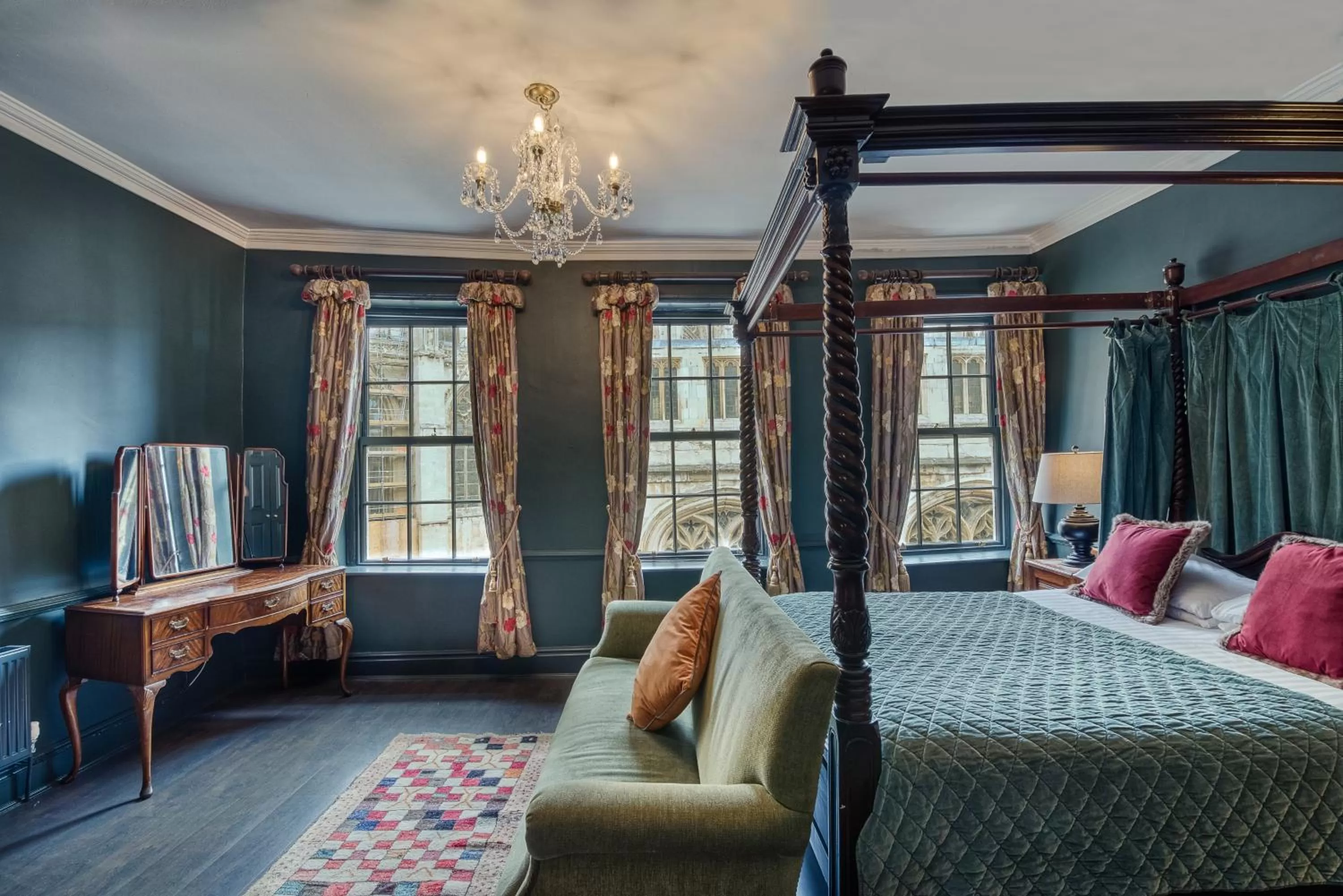 Four Poster Double Bed in Guy Fawkes Inn