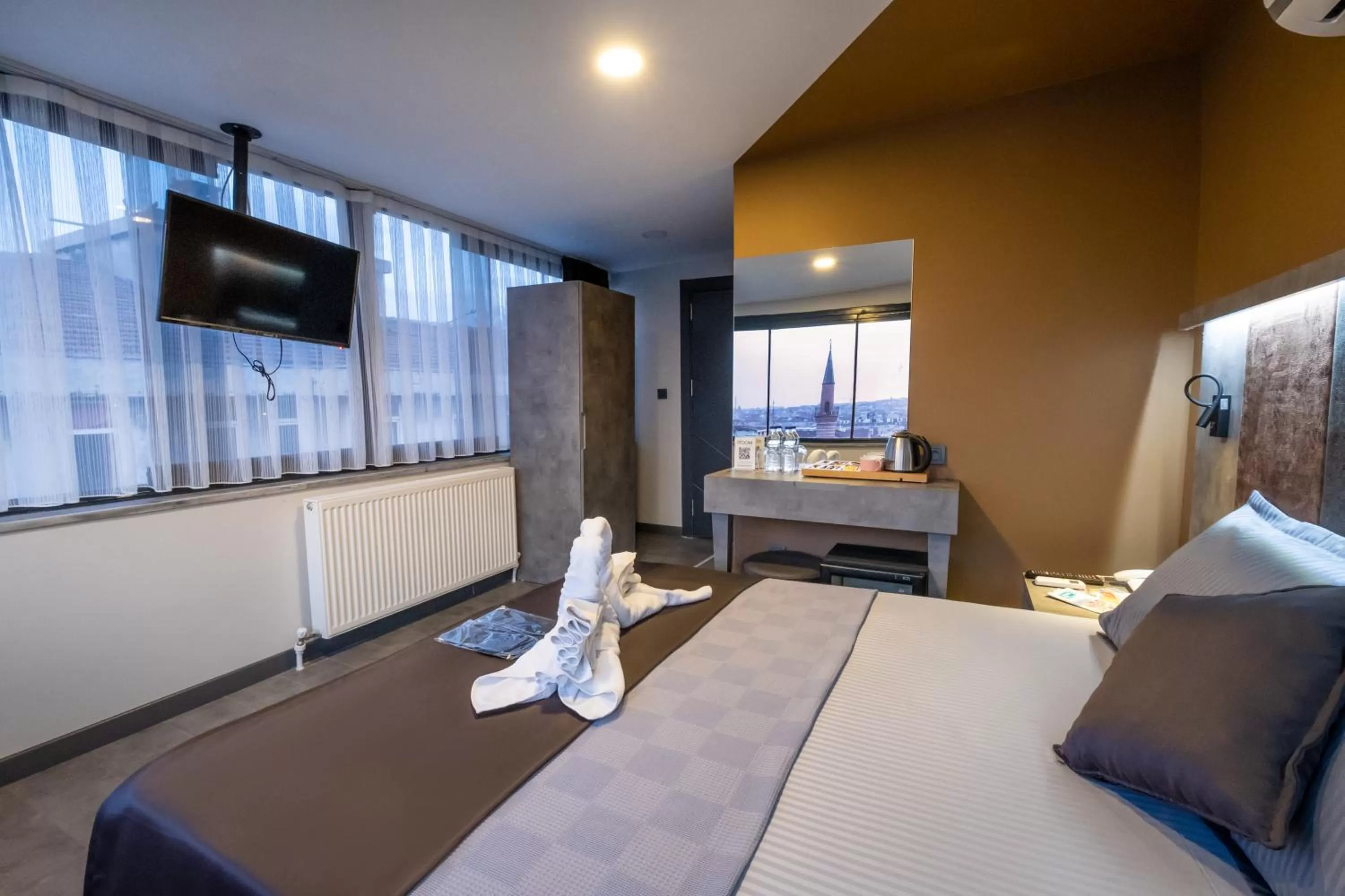 Bed in The Queen Hotel