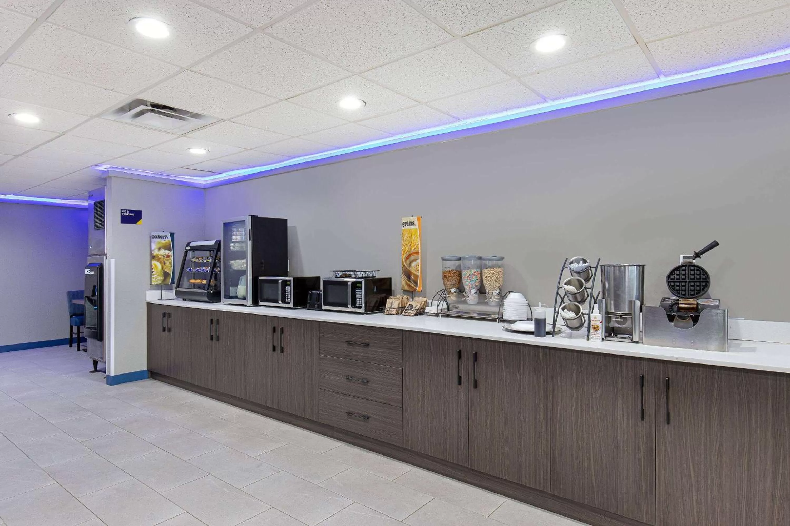 Breakfast in Microtel Inn & Suites by Wyndham Manchester - Newly Renovated