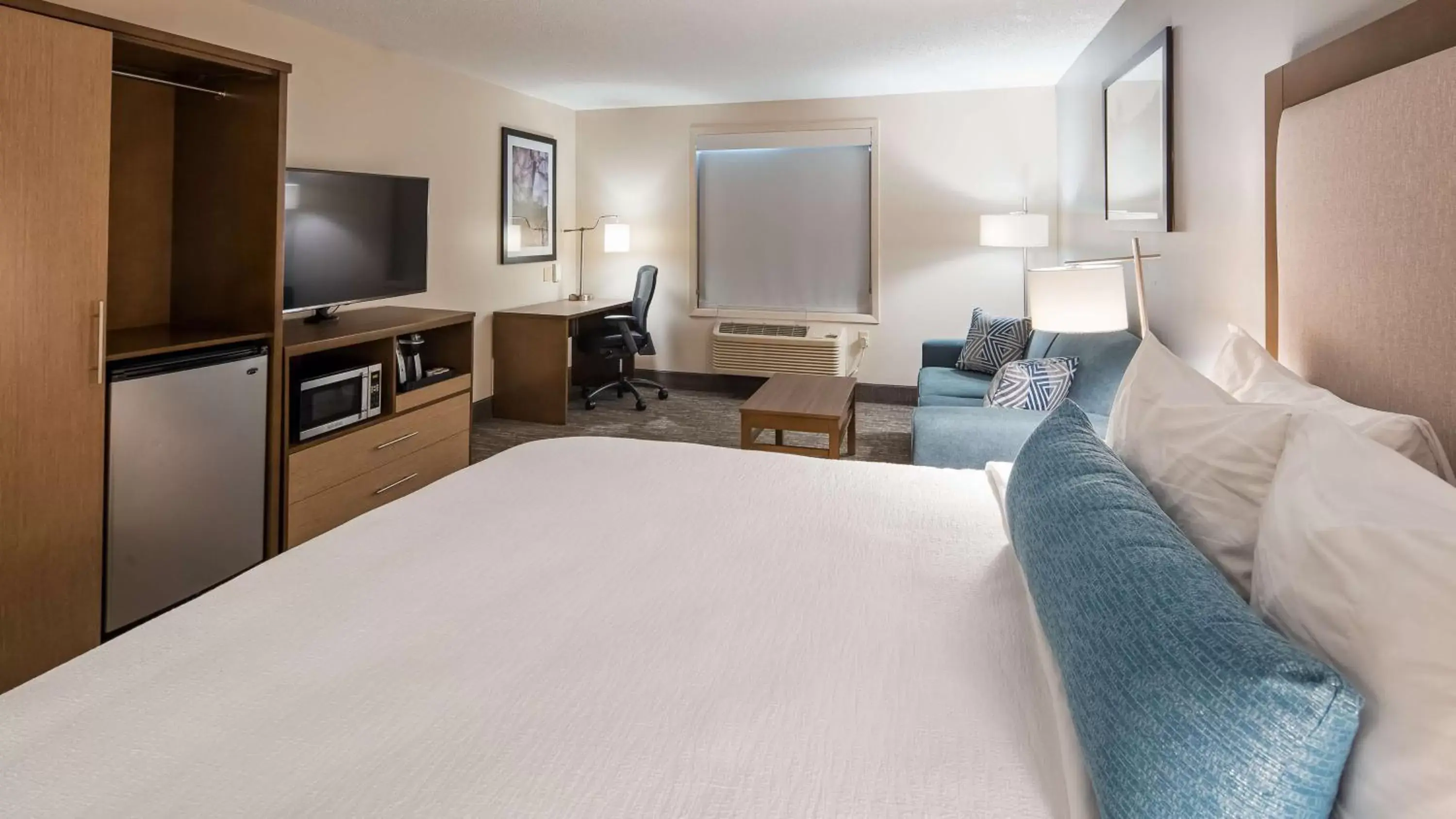 King Suite with Roll-In Shower and Sofa Bed - Disability Access/Non-Smoking in Best Western Plus Hudson I-94 King Suite with Roll-In Shower and Sofa Bed - Disability Access/Non-Smoking in Best Western Plus Hudson I-94