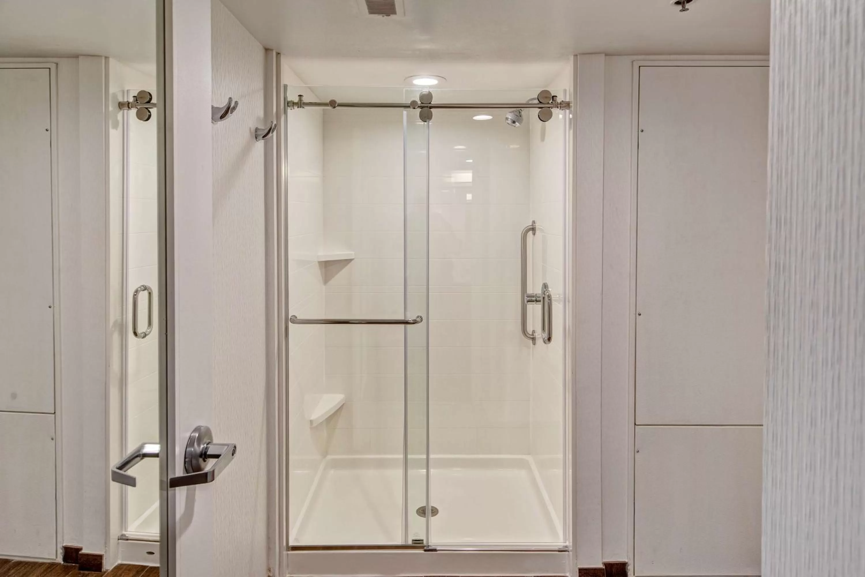 Bathroom in Hampton Inn Dumfries/Quantico