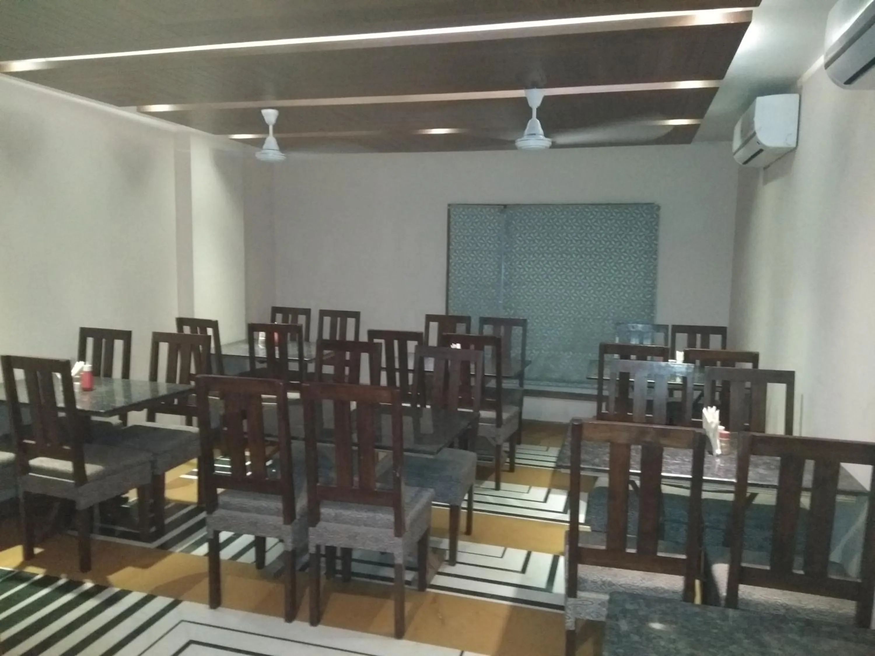 Restaurant/places to eat in Hotel Shalimar Palace