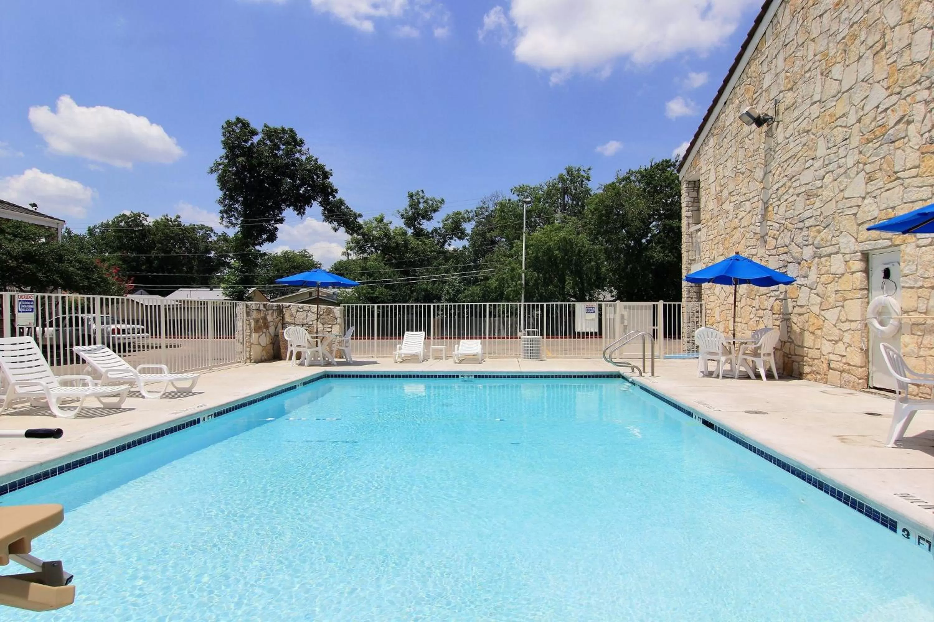 Swimming pool in Motel 6 Austin, TX - Central Downtown UT