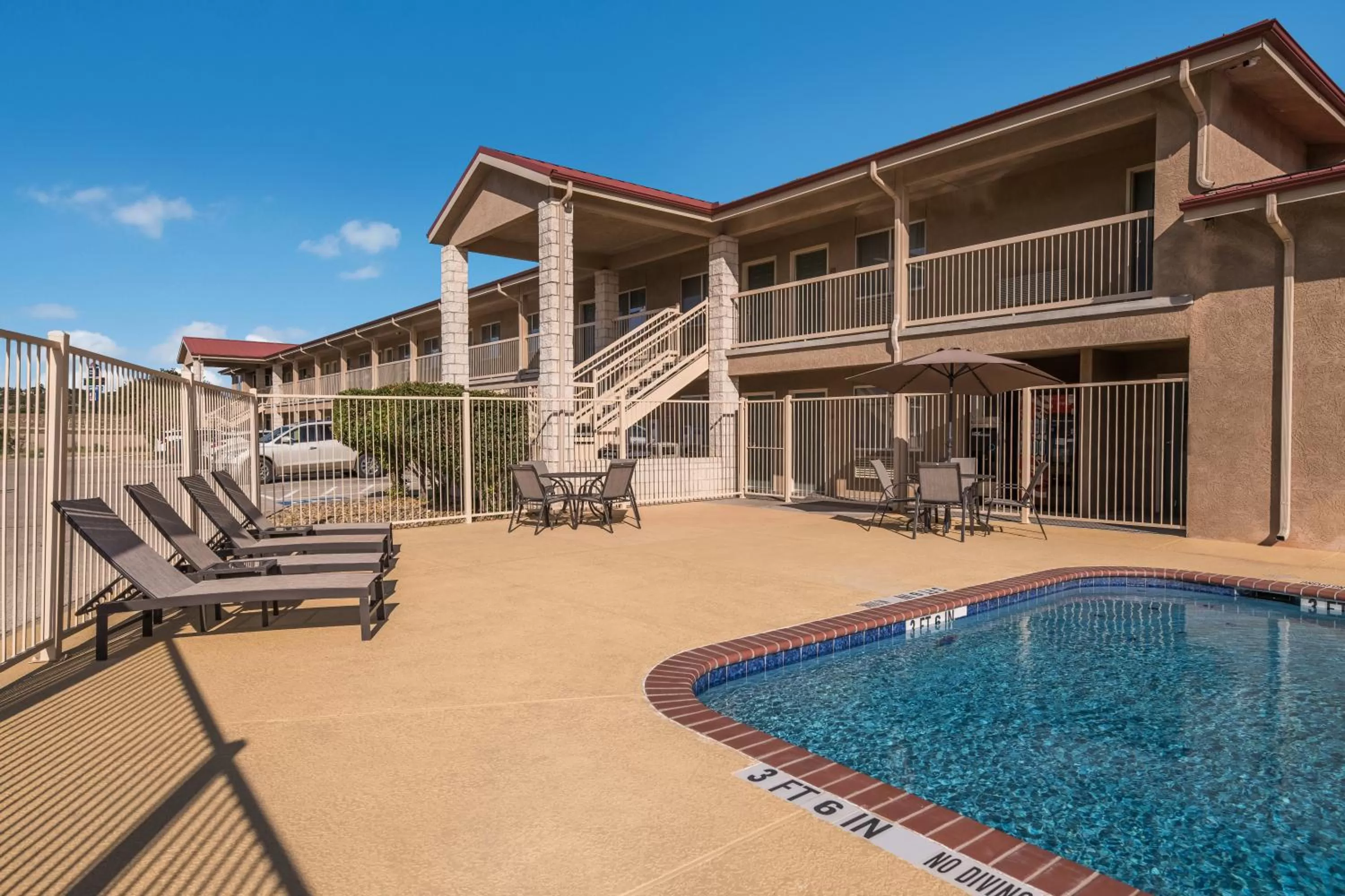 Swimming pool in Quality Inn