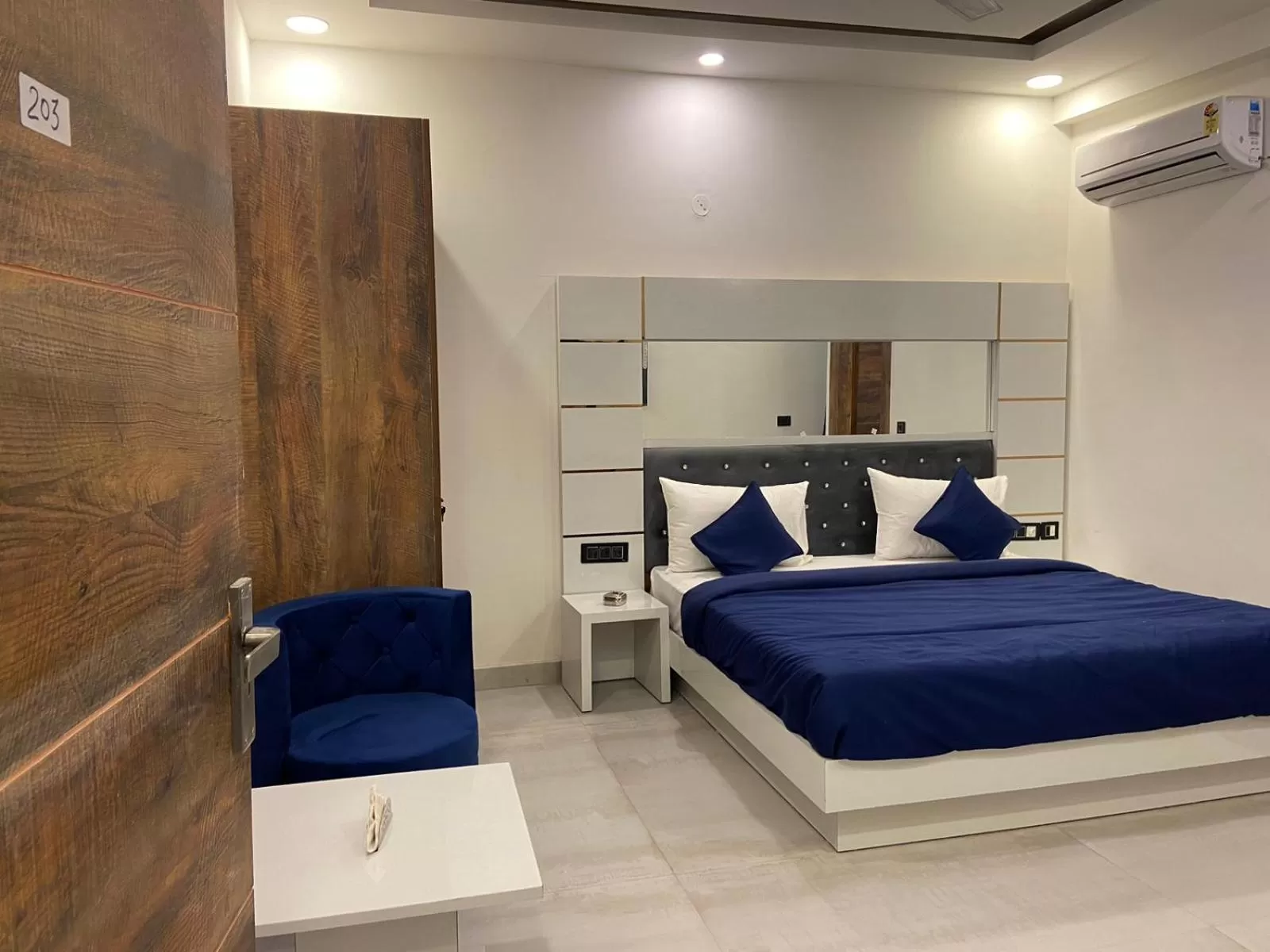 Bed in The Metro Stay By F9 Hotels-Near Sector 18 Metro Station Noida