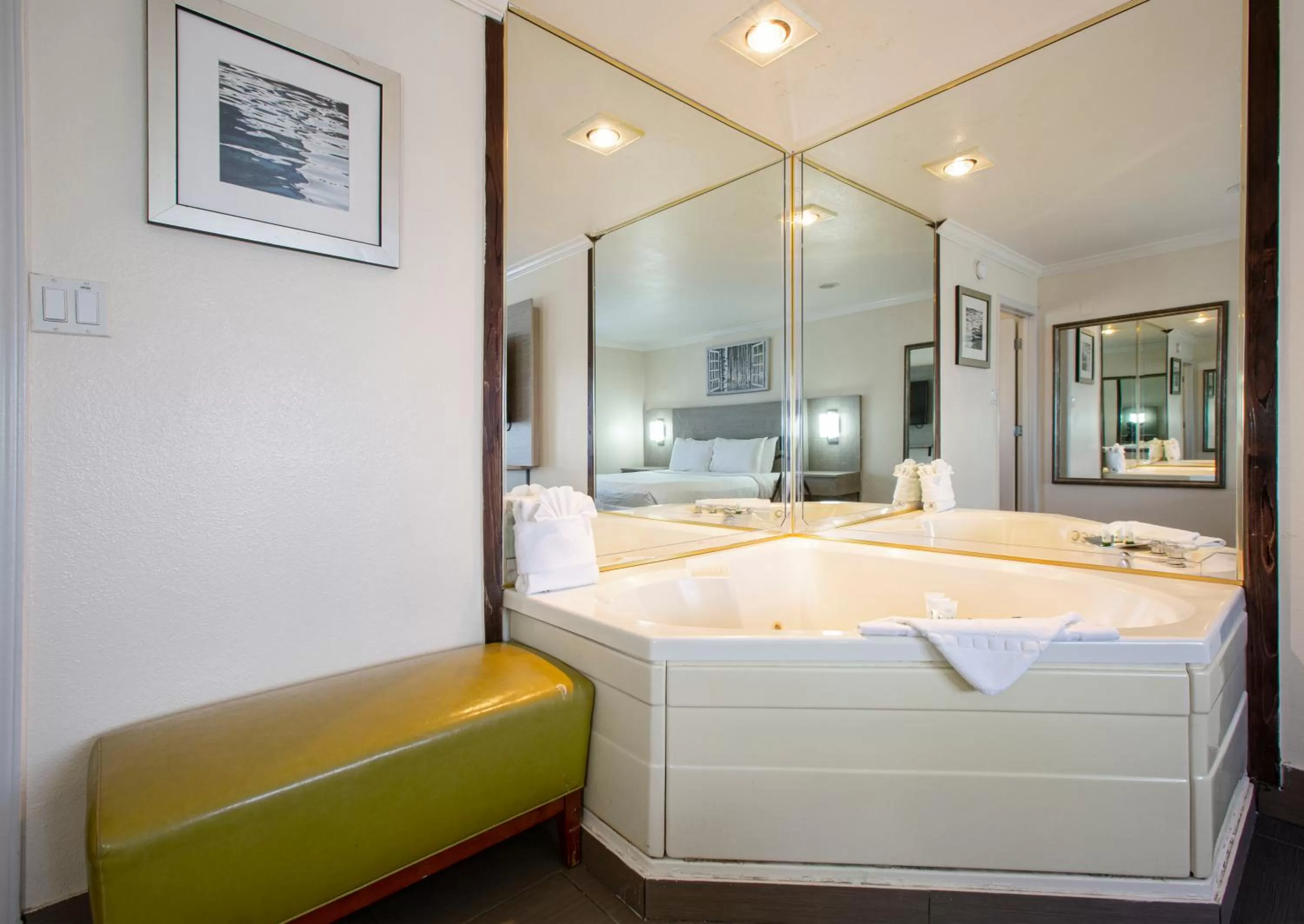 Hot Tub, Bed in Hotel Aspen Flagstaff/ Grand Canyon InnSuites