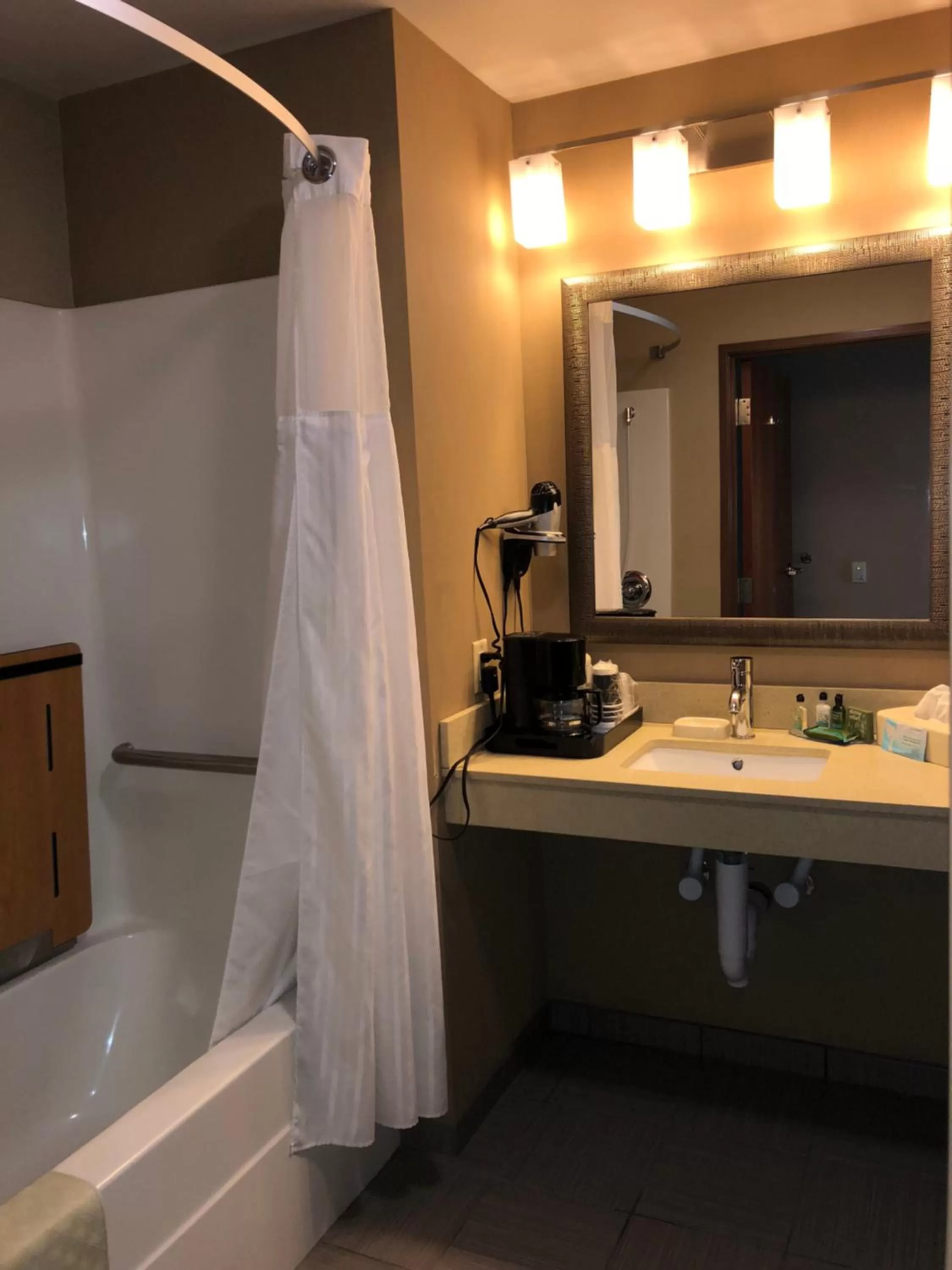 Countryview Inn & Suites