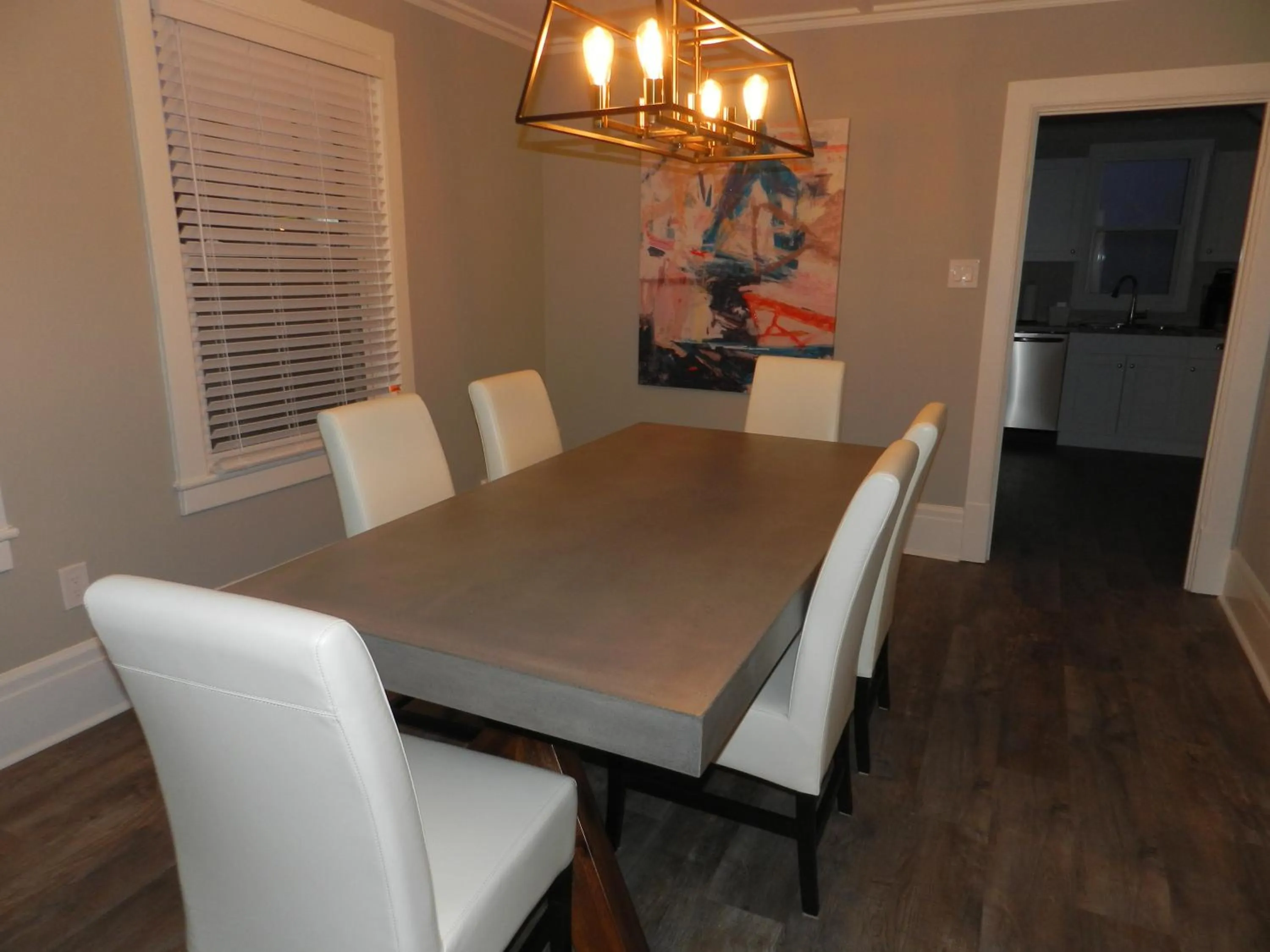 Dining area in Kings Inn Near the Falls