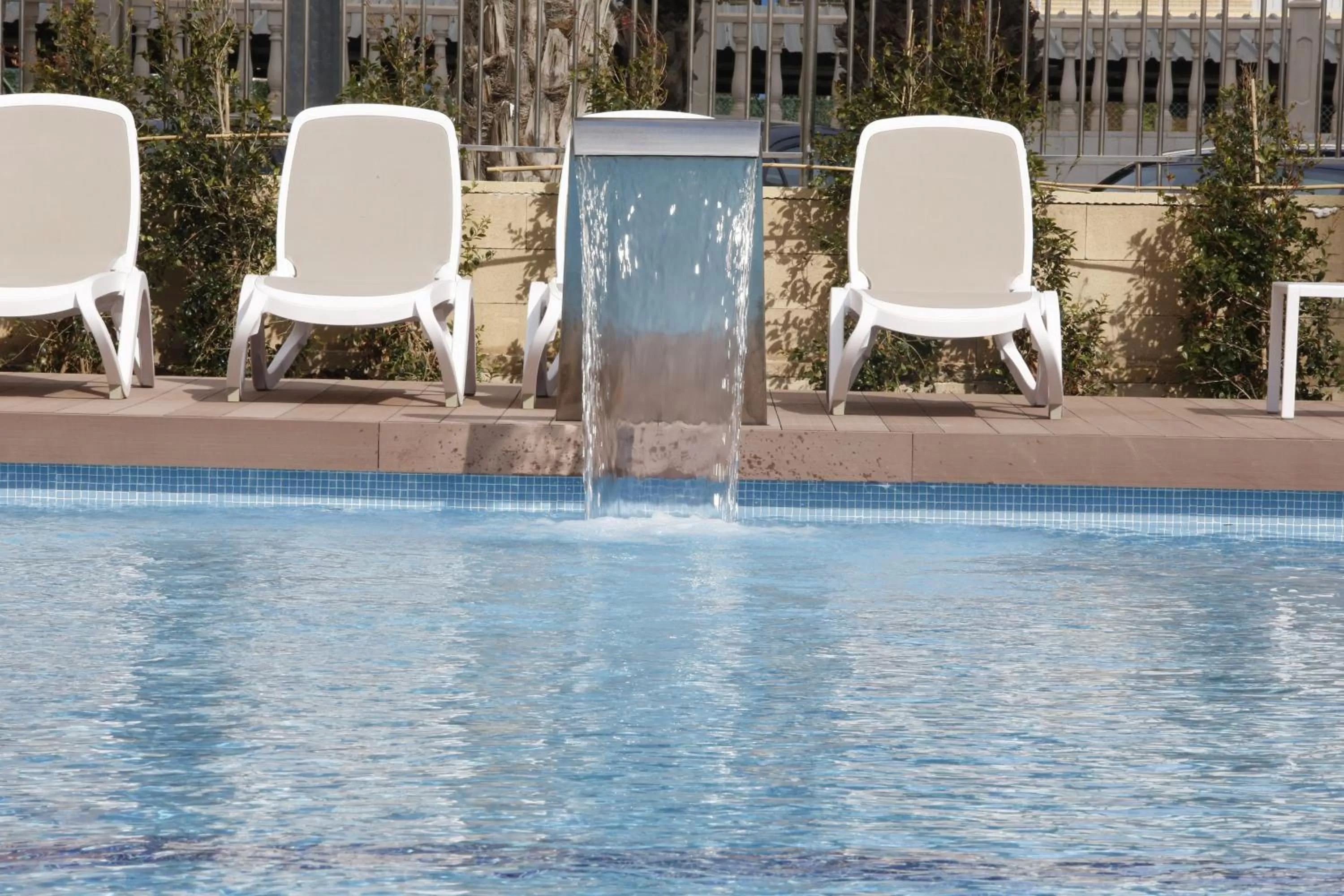 Swimming pool in Hotel Castilla Alicante