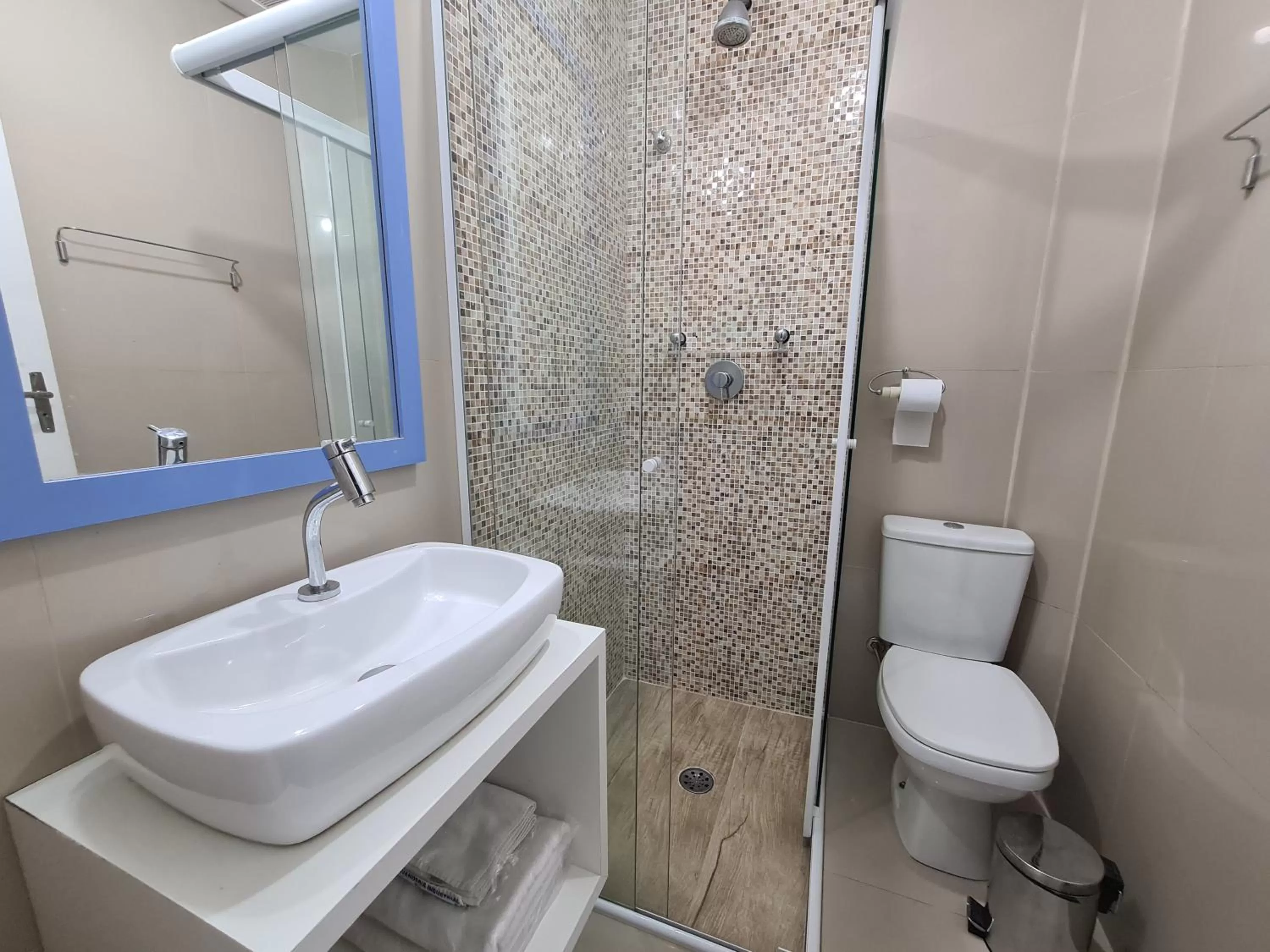 Shower, Bathroom in Bella Augusta Hotel