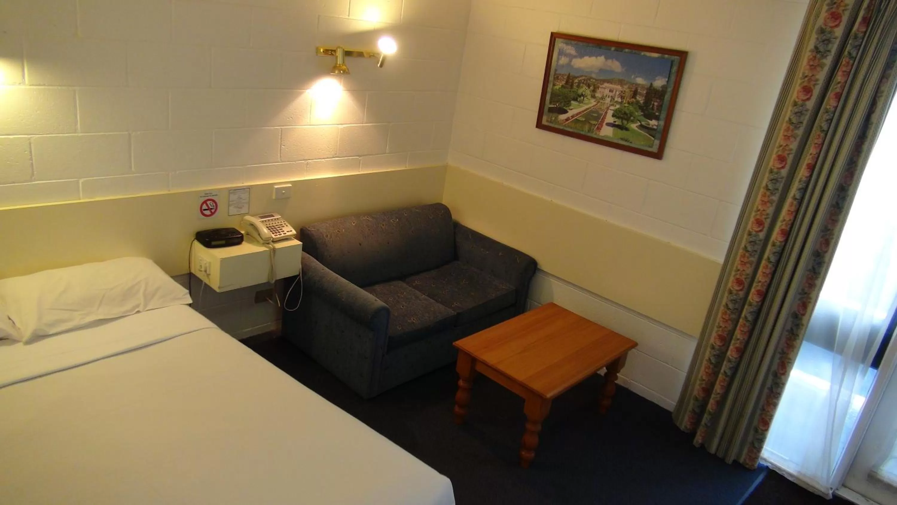 Photo of the whole room, Bed in Pathfinder Motel