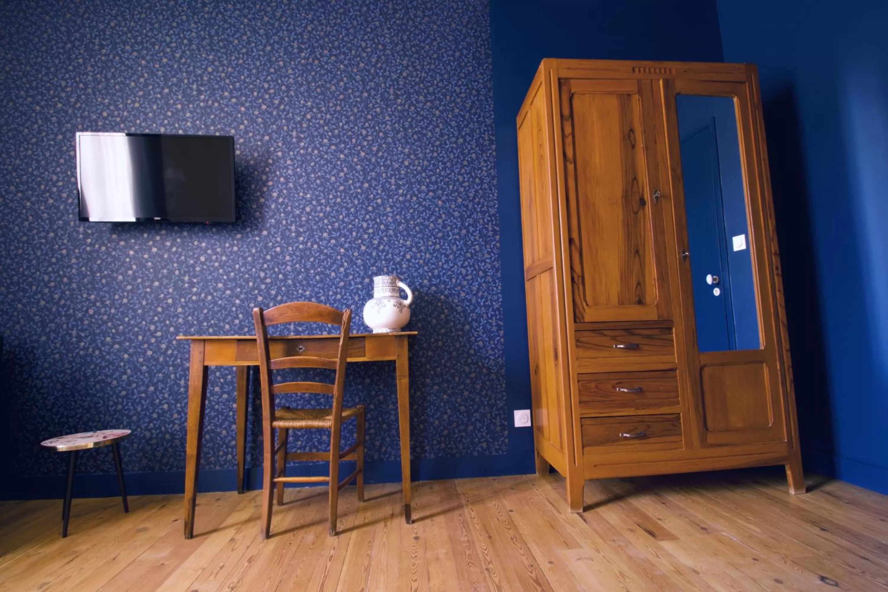 TV/Entertainment Center in LES CORDERIES