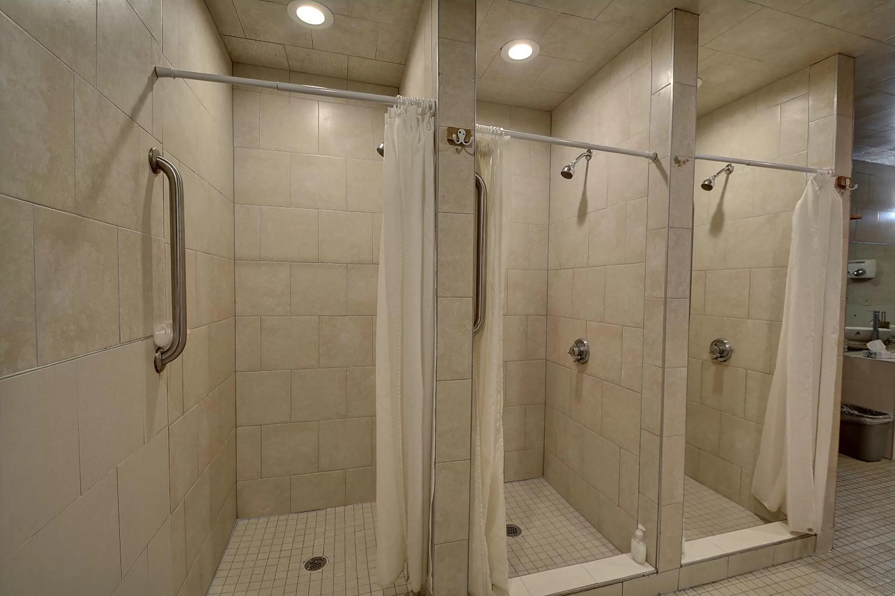 Public Bath in Colonial Motel and Spa