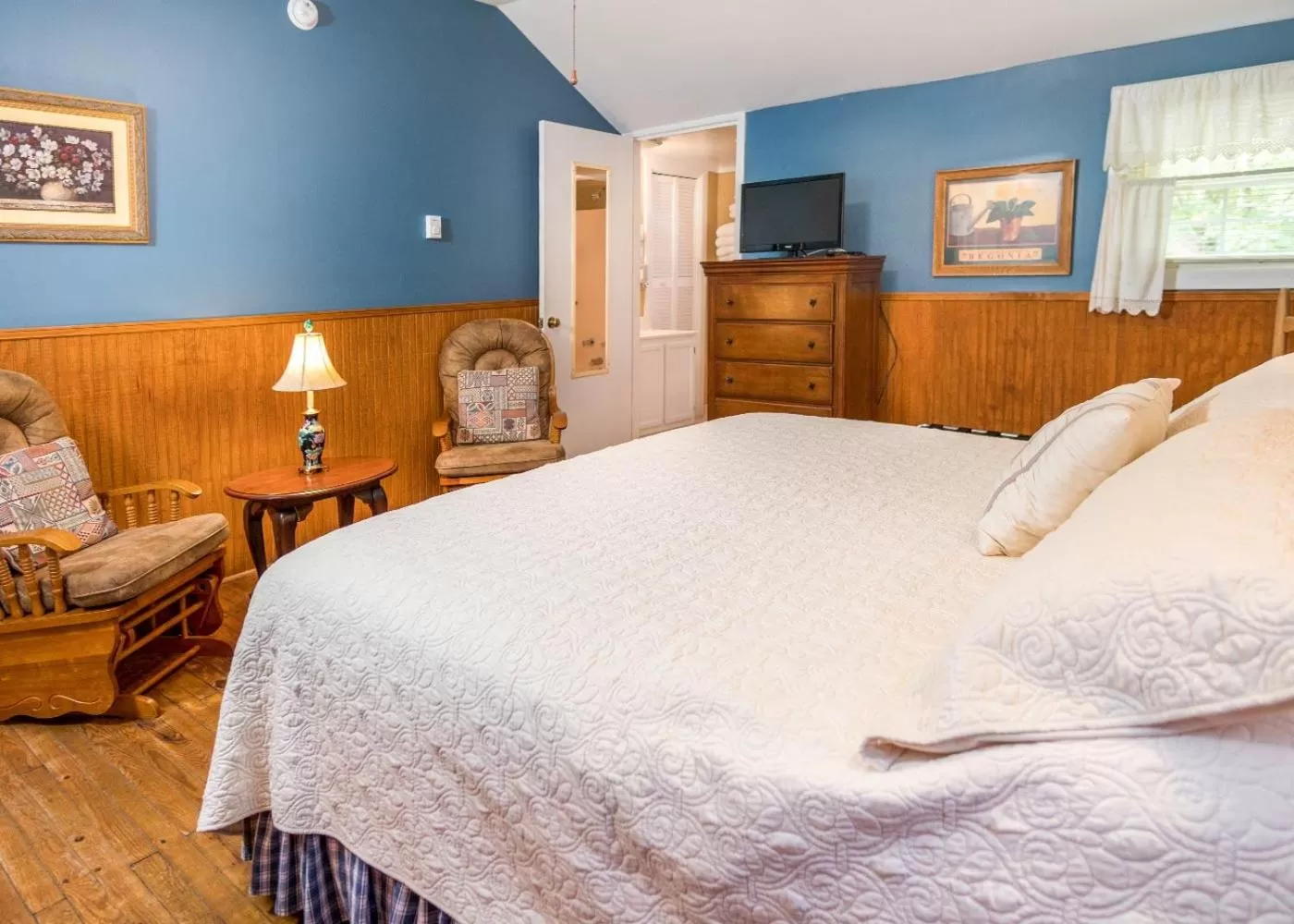 Bed in Highland Lake Inn & Resort - Flat Rock