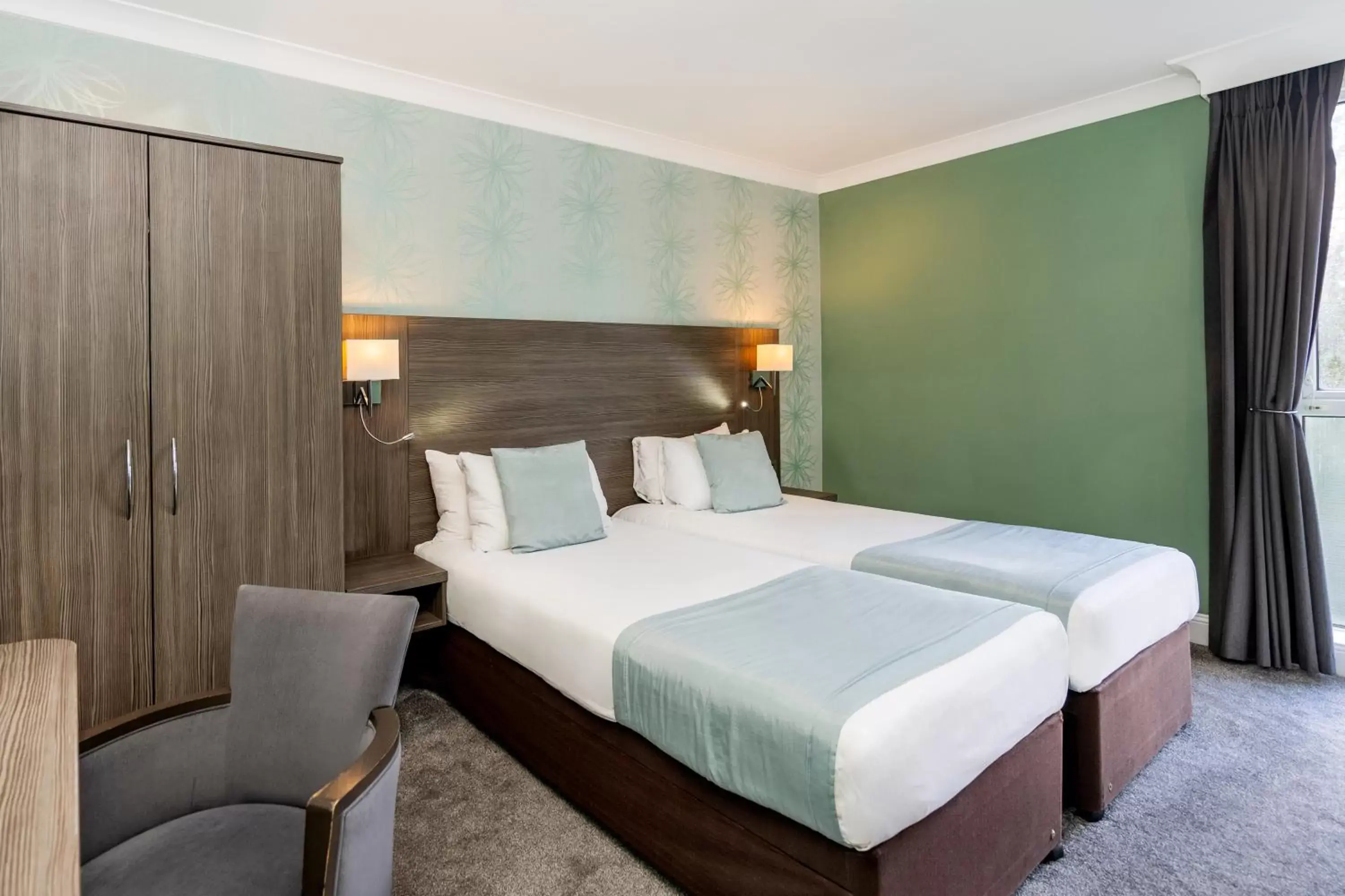 Cozy Twin Room in Bromley Court Hotel London Cozy Twin Room in Bromley Court Hotel London