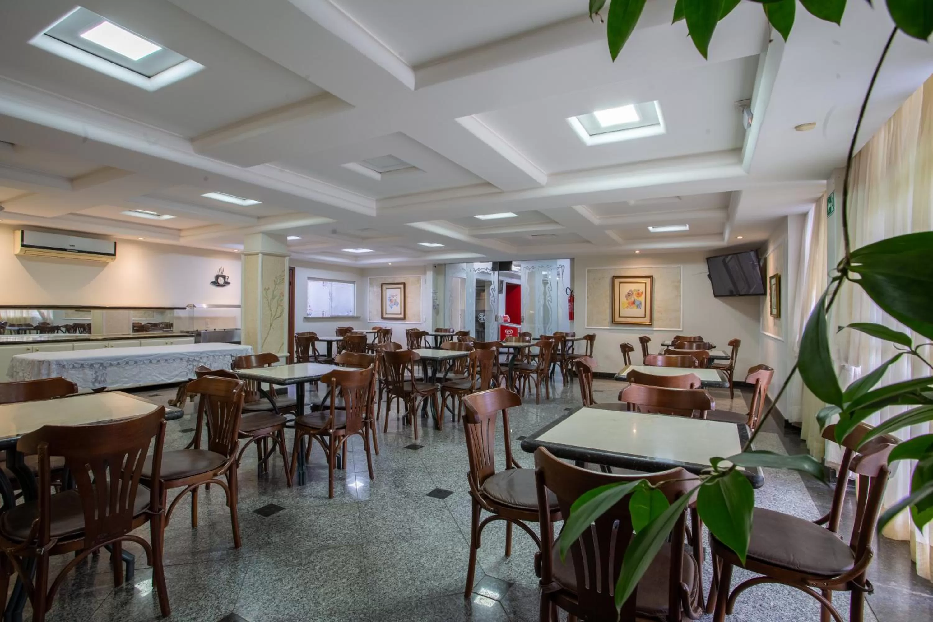 Restaurant/places to eat in Hotel Apollo