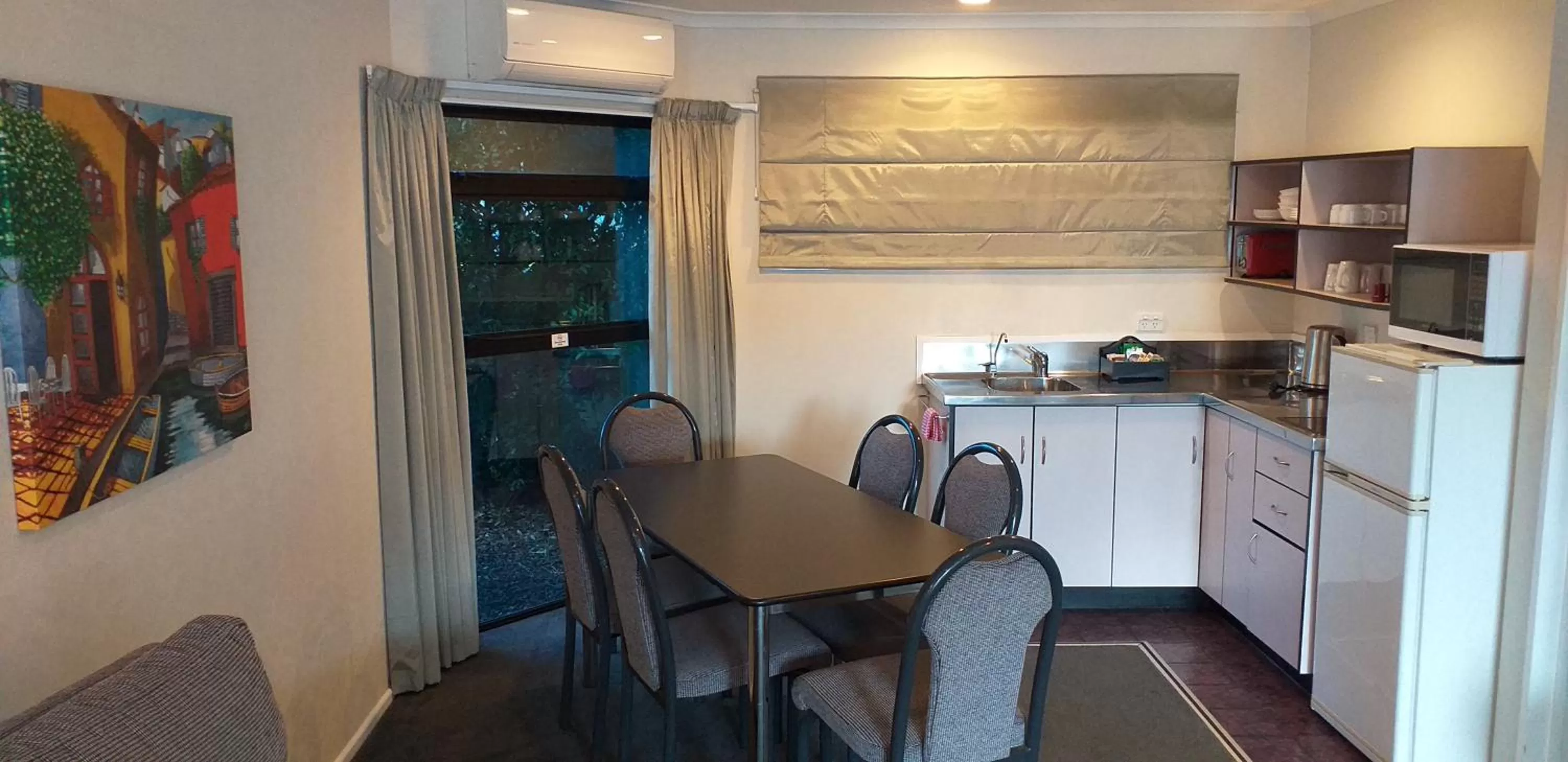 Kitchen or kitchenette in Shadzz Motel