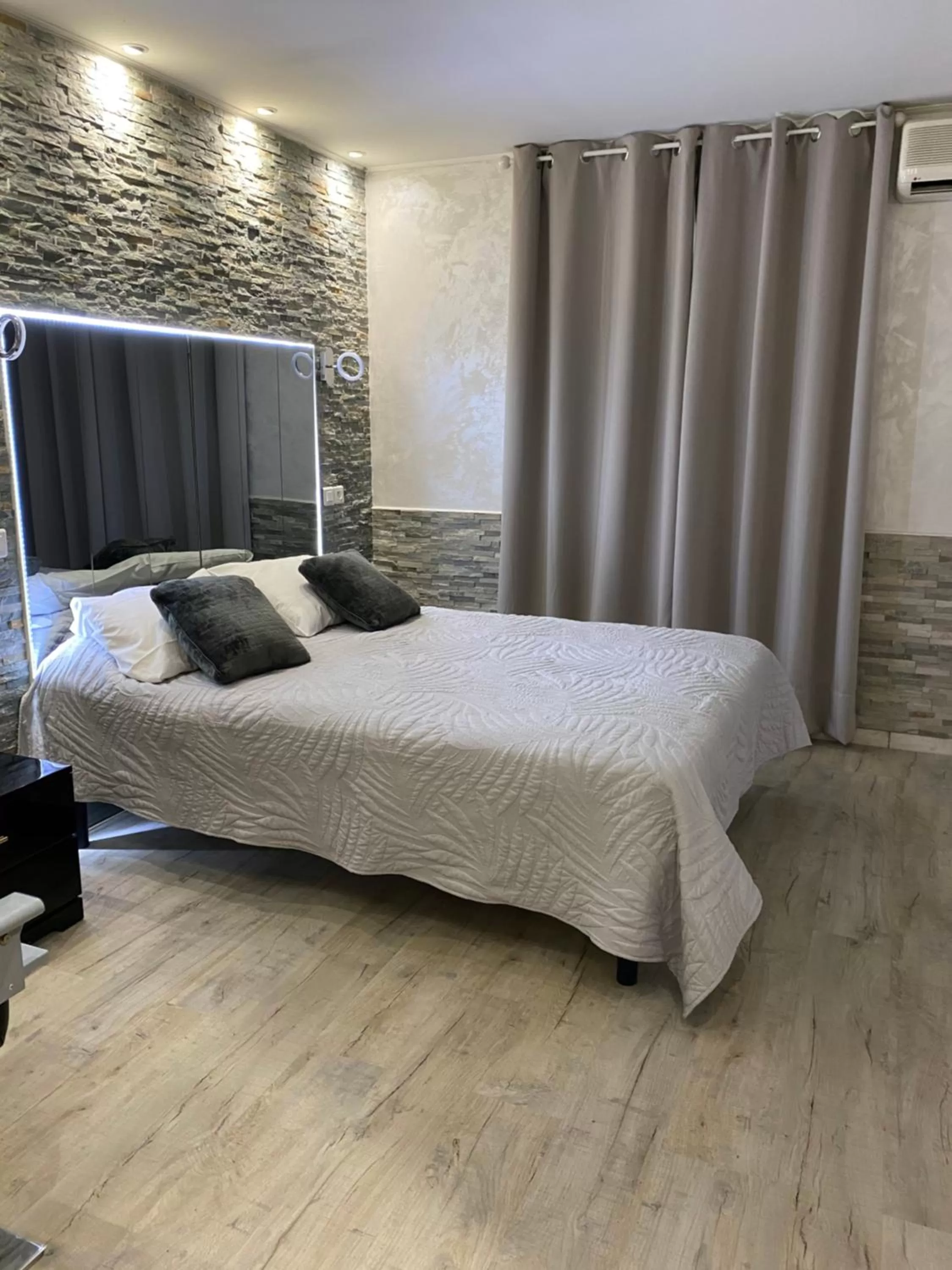 Bed in Hôtel Le Derby